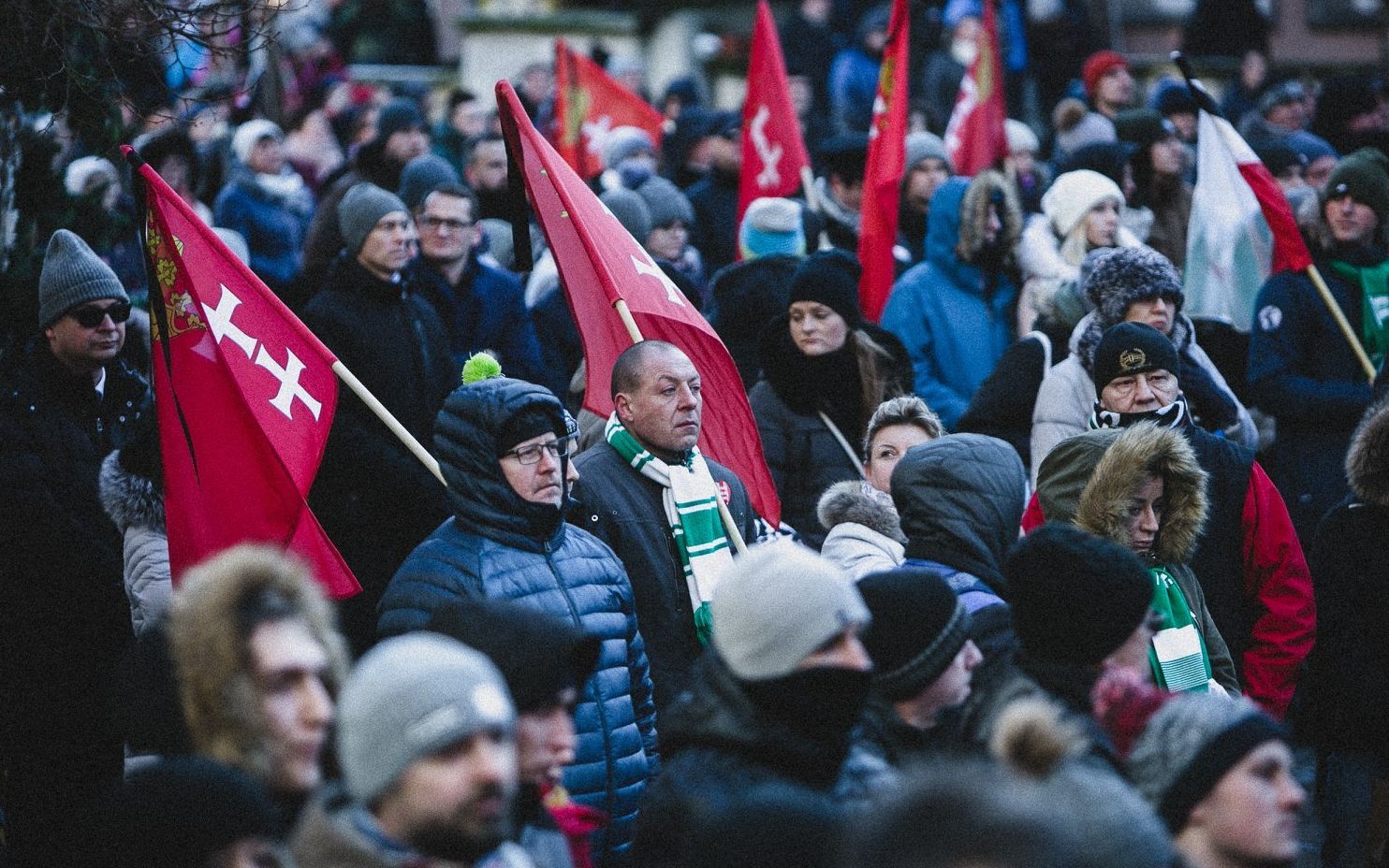 Grafika do artykułu "Hodowcy gołębi żegnają Cię, prezydencie". Lokalny wymiar gdańskiej żałoby umyka w relacjach, a jest ważny. I piękny