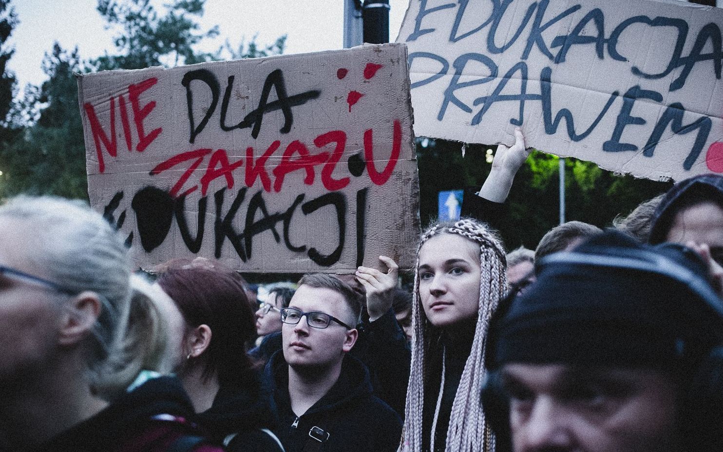 Grafika do artykułu OKO.press obala 6 fałszerstw prawicy o projekcie karania za edukację seksualną
