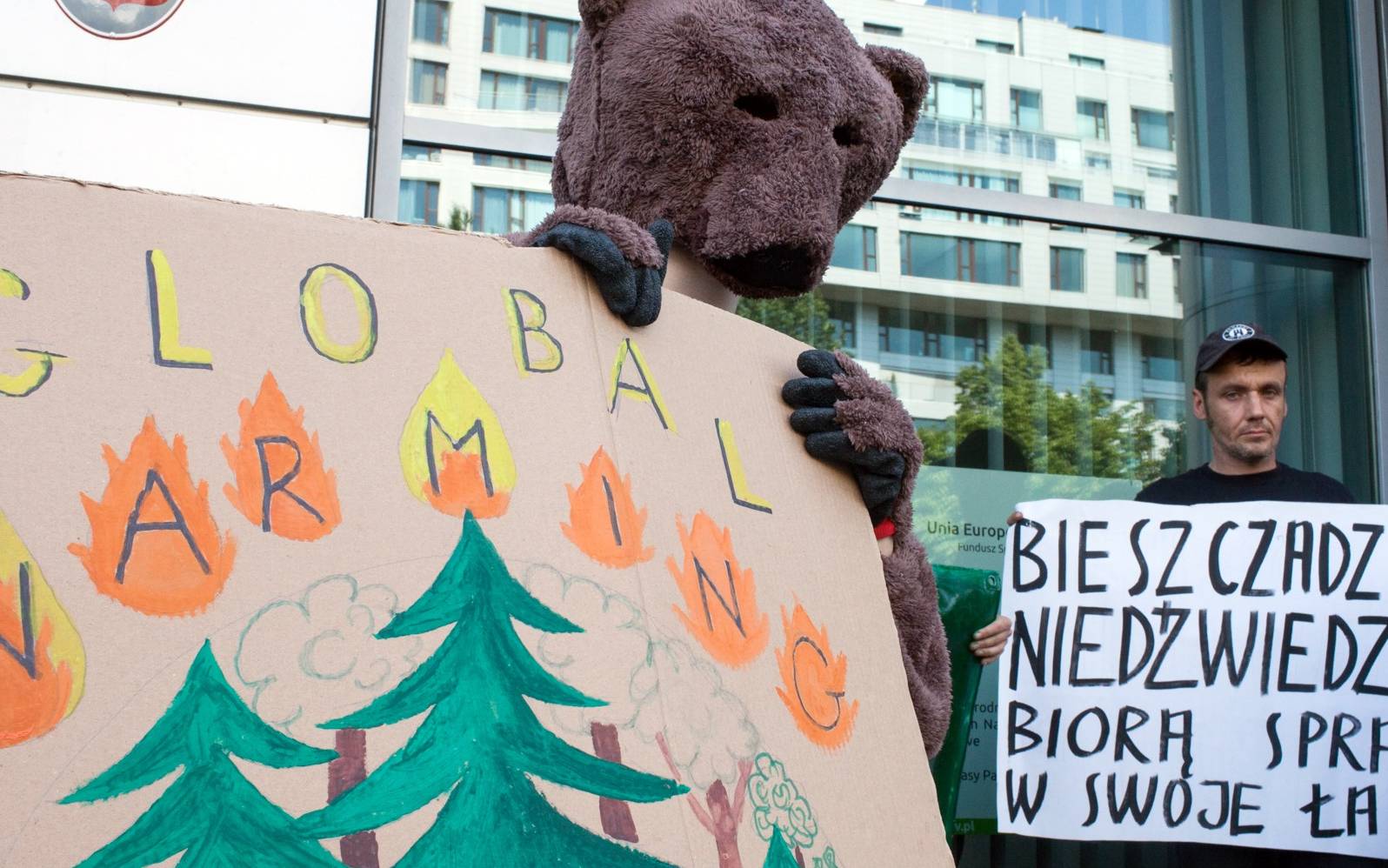 Grafika do artykułu Niedźwiedzie protestują pod siedzibą Lasów Państwowych: Wstrzymajcie wycinkę i przestańcie polować!