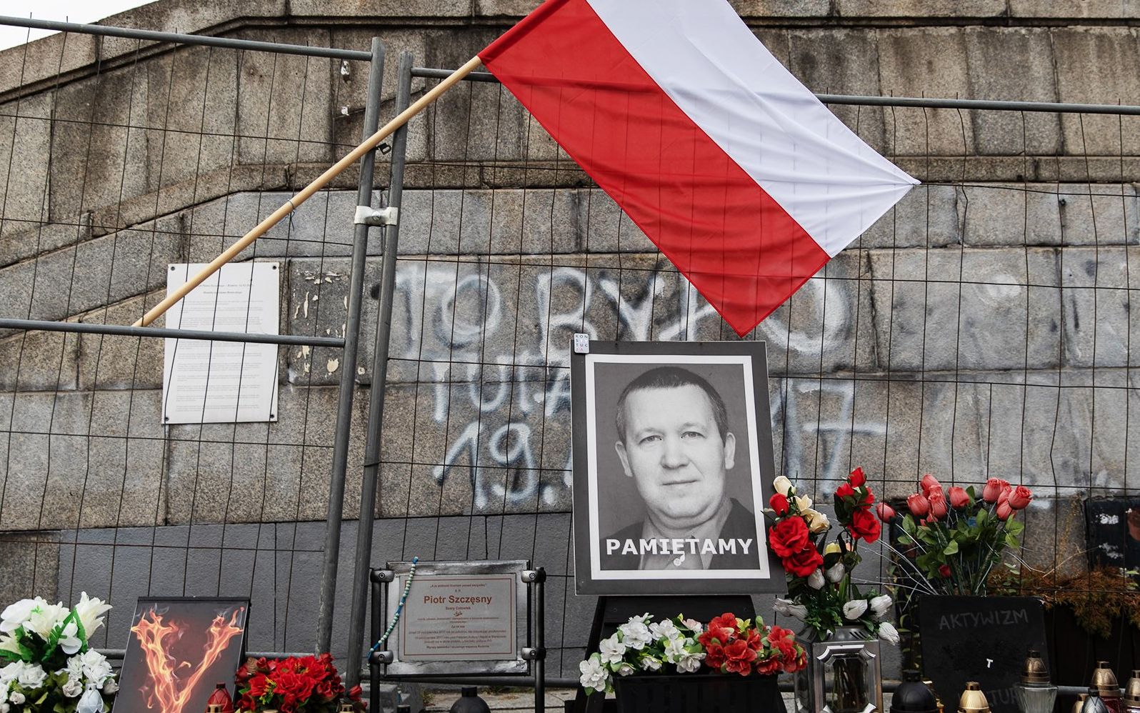 19.10.2019  Warszawa , Plac Defilad . Zgromadzenie w druga rocznice smierci Piotra Szczesnego - ( dokonal aktu samospalenia , w protescie przeciw partii rzadzacej ) . 
Fot . Jedrzej Nowicki / Agencja Gazeta