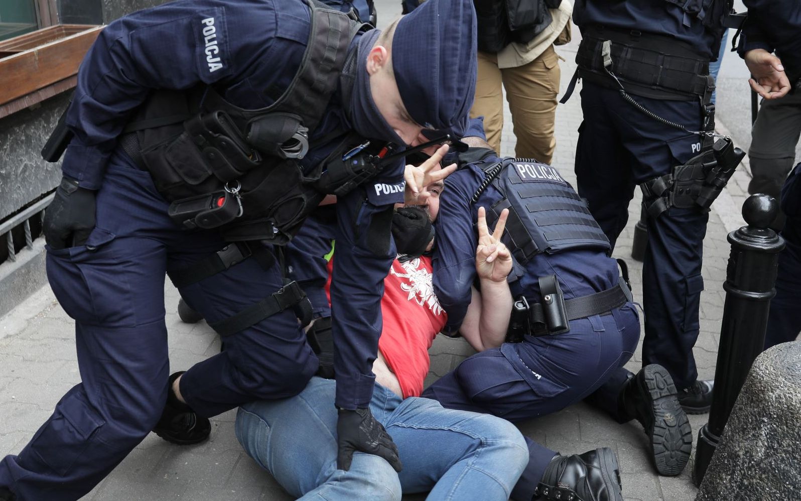 Grafika do artykułu Gonitwa policji za protestującymi, dziennikarze zamknięci w kordonie. Relacja z protestu w Warszawie