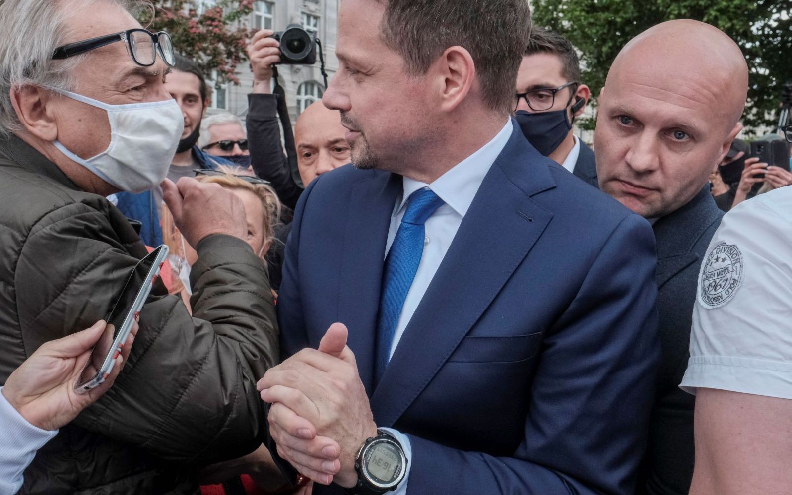 Grafika do artykułu Raport z kampanii. Trzaskowski przygotowuje się na II turę. Kiedy pierwsza? Najwcześniej 21 czerwca