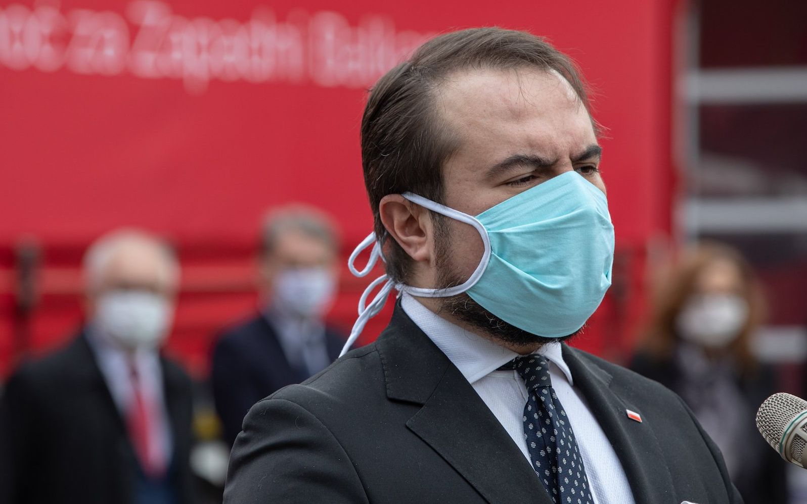 Wiceminister spraw zagranicznych Paweł Jabłoński w maseczce