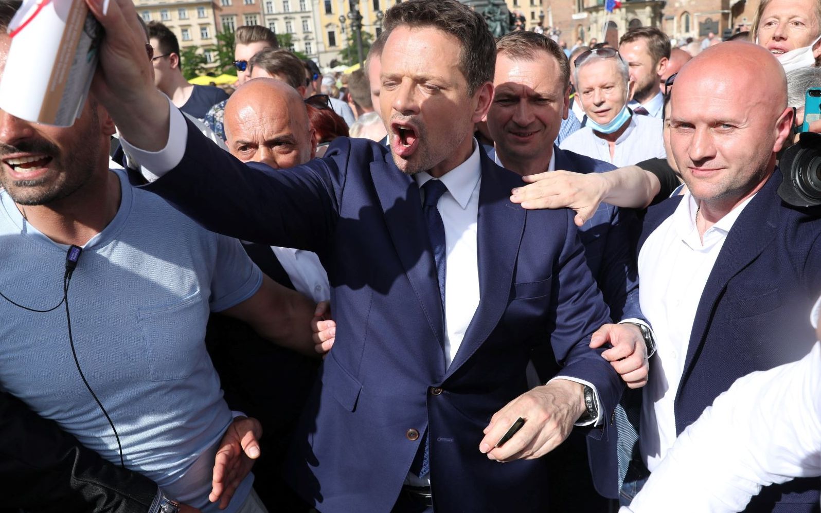 Grafika do artykułu "Wiadomości" demaskują: Trzaskowski ukradł hasło Kaczyńskiemu. A Karnowski mówi: "Wara!"