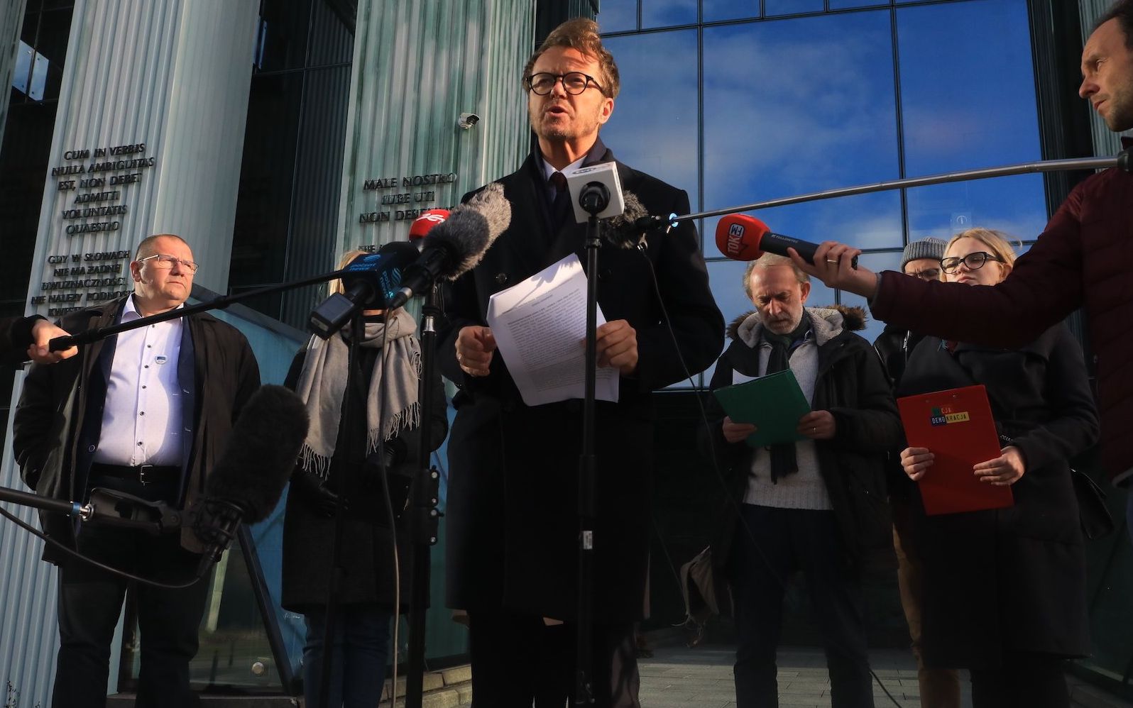 05.11.2021 Warszawa . plac Krasinskich . Sad Najwyzszy . Mecenas Michal Wawrykiewicz (4L), Wojciech Kinasiewicz z ruchu Obywatele RP (5L) podczas konferencji prasowej poswieconej prezentacji Porozumienia Dla Praworzadnosci .
Fot. Jacek Marczewski / Agencja Wyborcza.pl