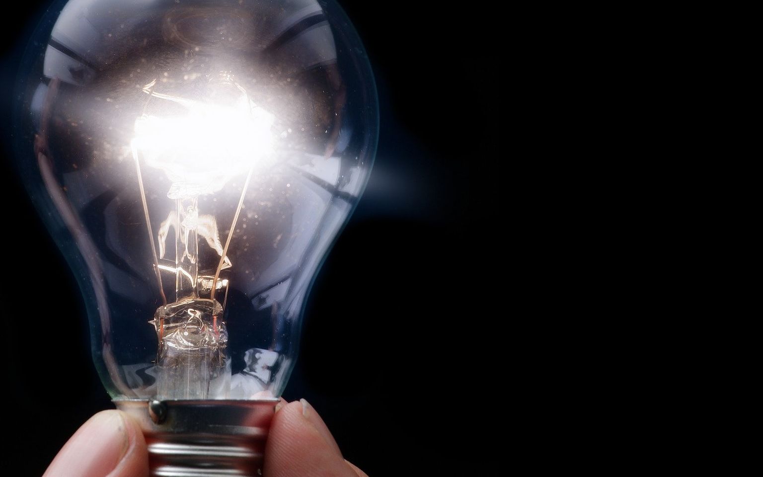 Grafika do artykułu Rekordowe ceny prądu. Podwyżki opłat za energię w 2022 nieuniknione, ale rekompensat nie będzie