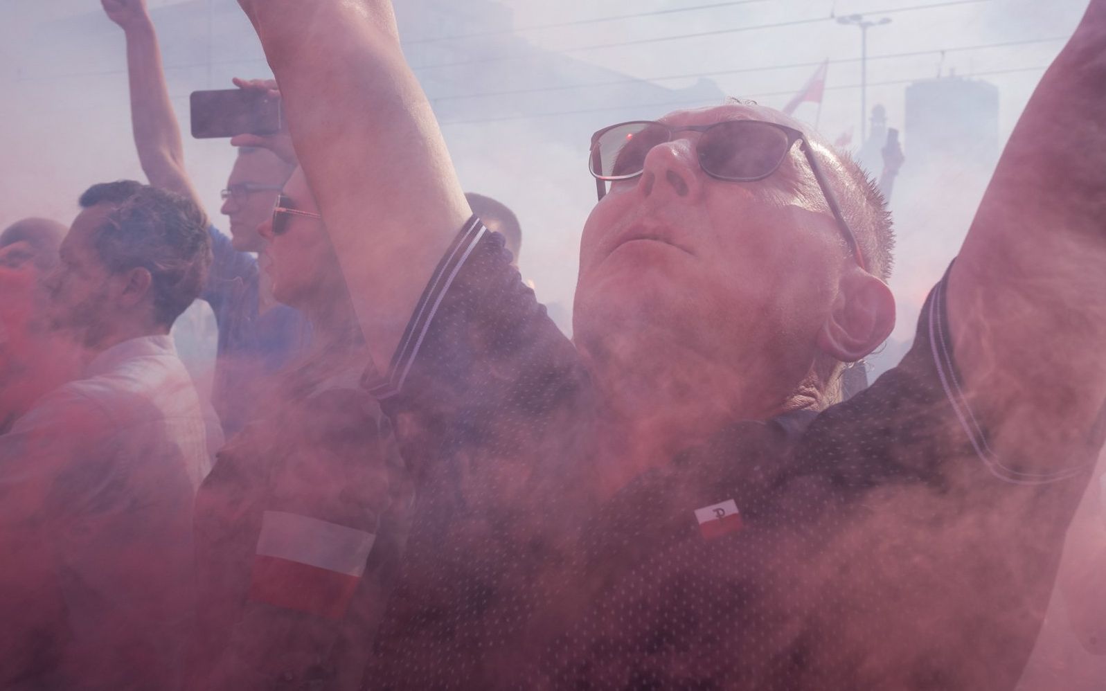 Grafika do artykułu Narodowcy: "Jedna kula, jeden Niemiec". Policja na ich usługach blokuje pracę "lewackiej szczujni OKO.press" [ZDJĘCIA]