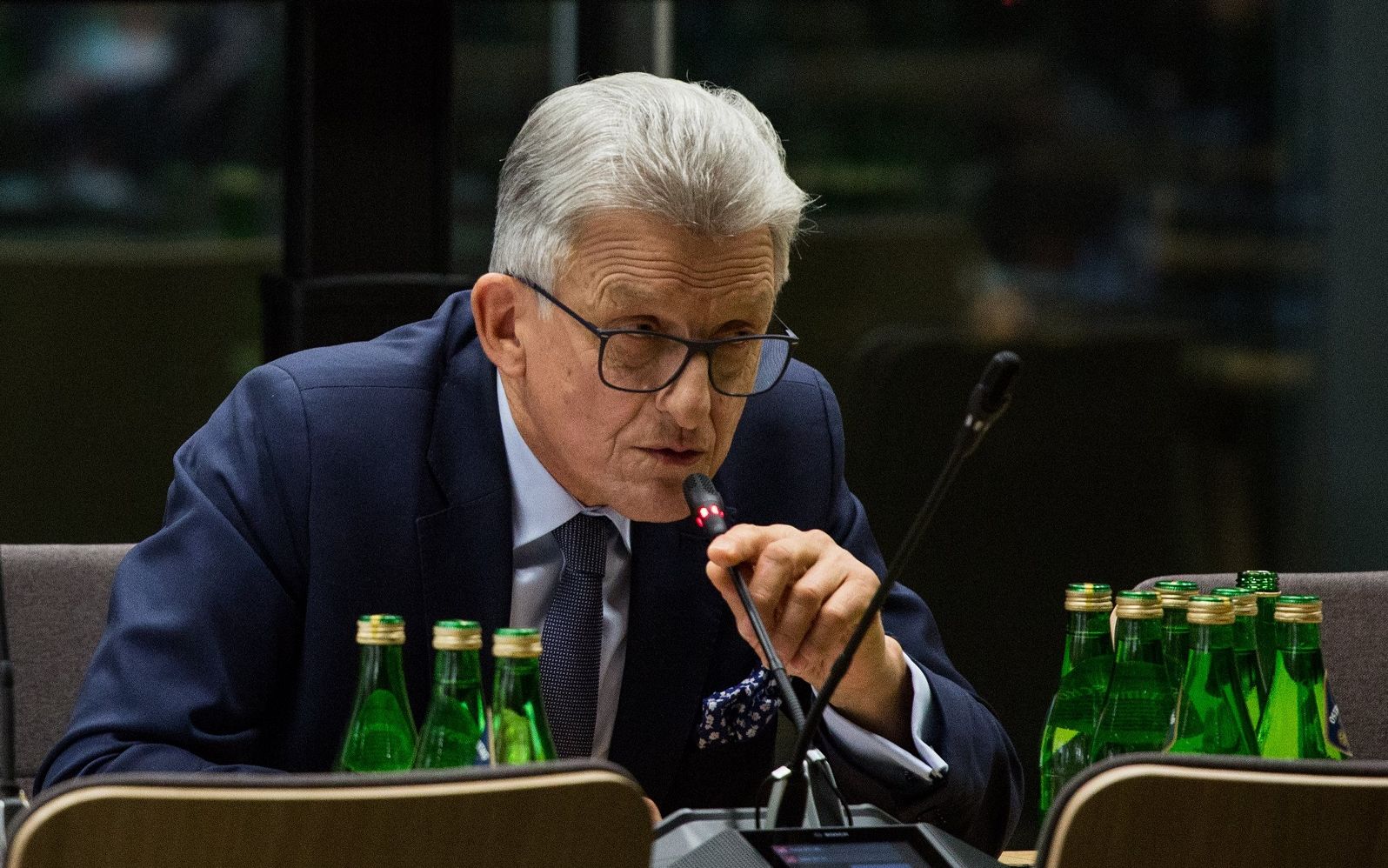 20.11.2019 Warszawa , Sejm . Byly posel PiS Stanislaw Piotorwicz podczas posiedzenia Komisji Sprawiedliwosci i Praw Czlowieka . Trwa opiniowanie wnioskow w sprawie ich ew. wyboru na stanowiska sedziow Trybunalu Konstytucyjnego . Oboje byli wspolautorami i goracymi zwolennikami  przepisu mowiacego ze sedzia Sadu najwyzszego przechodzi w stan spodzynku w wieku 65 lat . Wowczas chodzilo o usuniecie z urzedu pierwszej prezes SN Malgorzaty Gersdorf . Dzis , na mocy tego przepisu , nie moga byc sedziami Trybunalu Konstytucyjnego - maja po 67 lat (wg. ustawy sedzia TK musi spelniac te same warunki co sedzia SN).
Fot. Adam Stepien / Agencja Gazeta