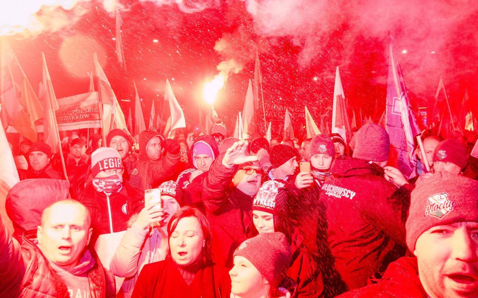 Grafika do artykułu Wojna domowa w Marszu Niepodległości. Interweniują służby specjalne, PiS wkracza do gry