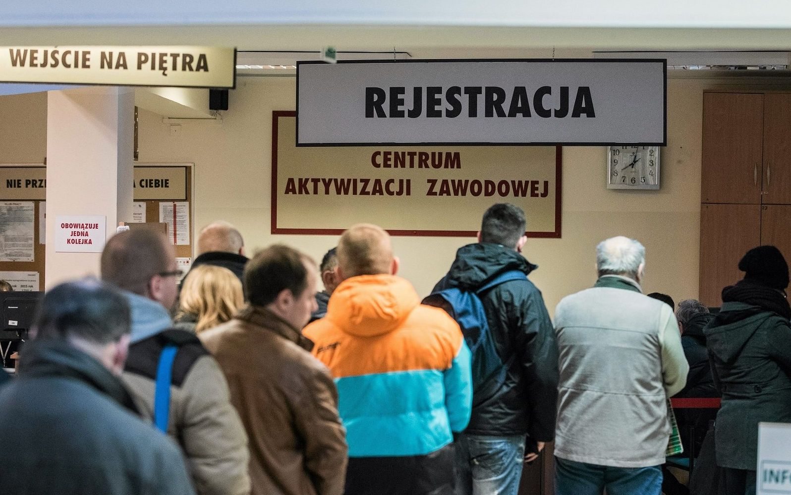 08.01.2015 Bydgoszcz , Powiatowy Urzad Pracy . Petenci w kolejce do " posredniaka ". 
Fot. Tymon Markowski / Agencja Gazeta