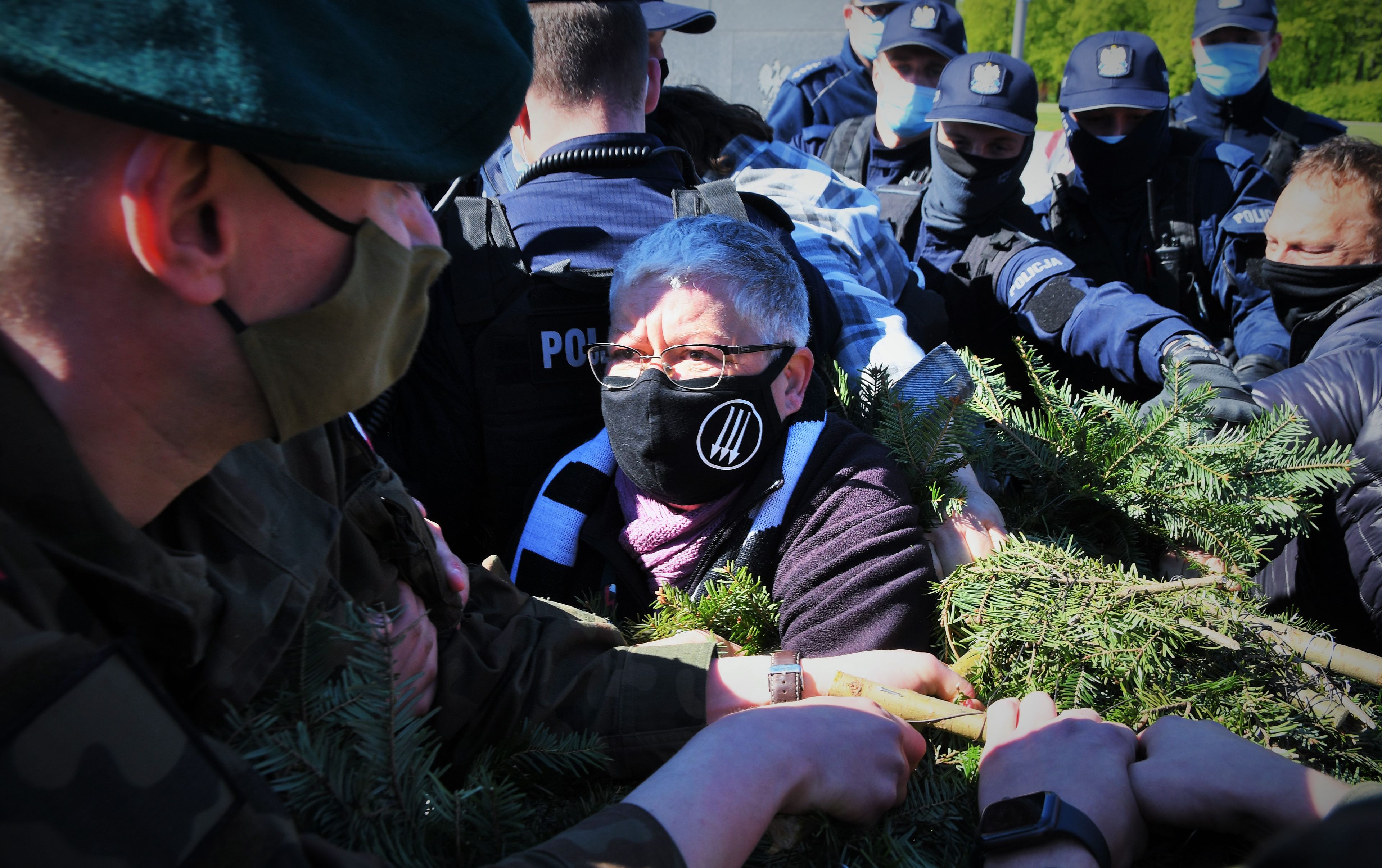 Warszawa, 10.05.2021, pomnik smoleński, wojskowi wyrywają Zbigniewowi Komosie wieniec
