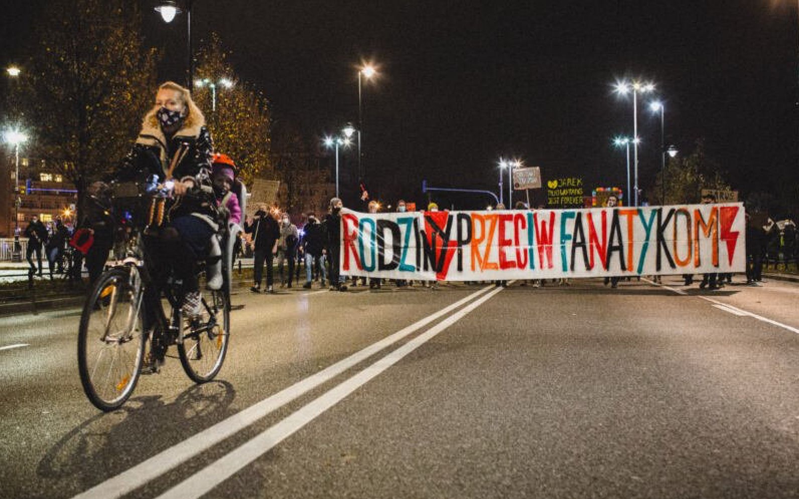 Grafika do artykułu Wkurzone kobiety idą blokować Sejm i złożyć "obywatelski projekt: wypierdalać!"