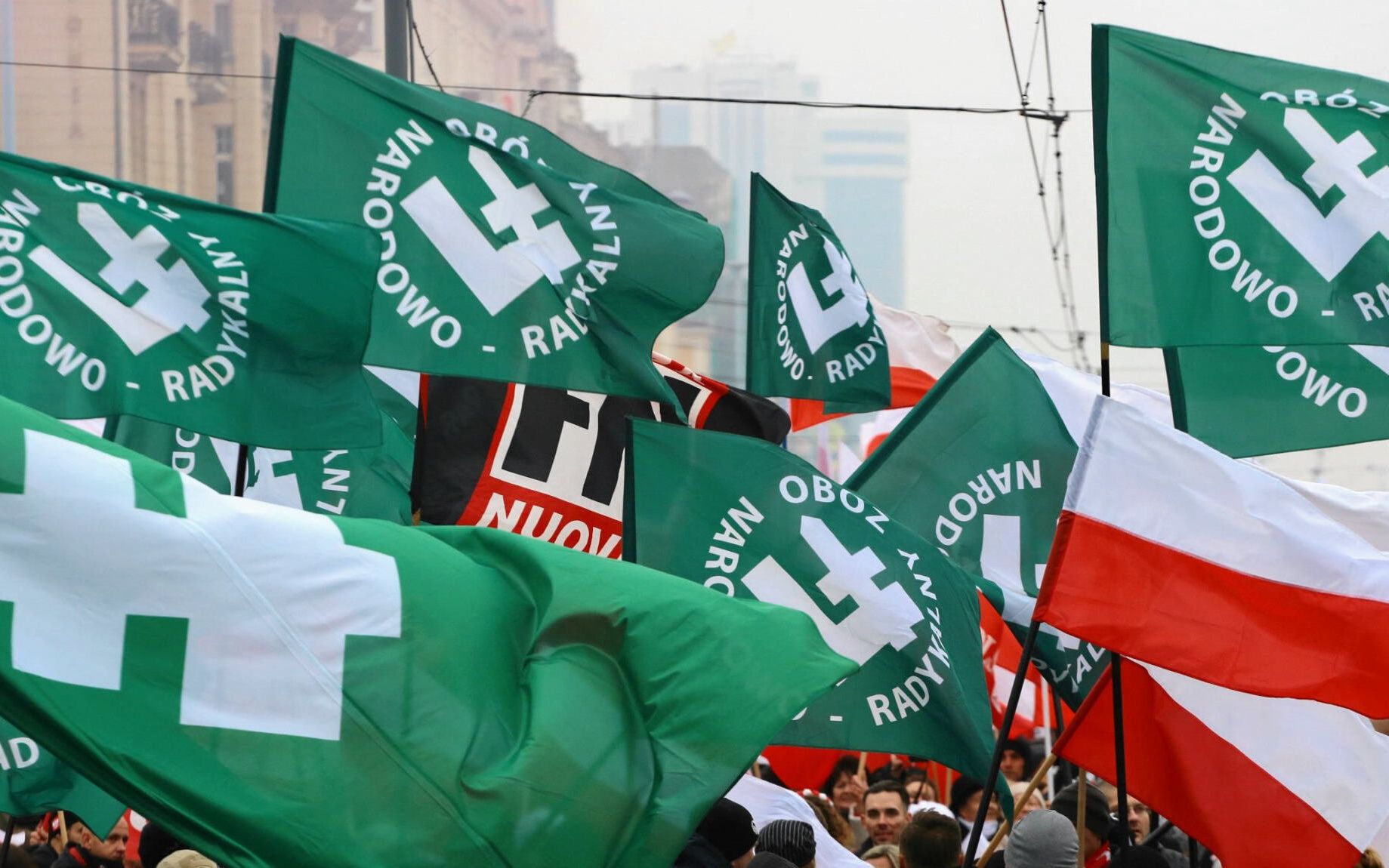 11.11.2018 Warszawa . Dzien Niepodleglosci . Flagi ONR i Forza Nuova . Dla Ciebie Polsko , wspolny  Bialo - czerwony Marsz 11 organizowany pod patronatem narodowym Prezydenta RP Andrzeja Dudy z okazji 100 . rocznicy odzyskania przez Polske niepodleglosci . 
Nacjonalisci zbierajacy sie na rondzie Dmowskiego . 


Poland's Independence Day in Warsaw , Poland , Sunday , Nov . 11 , 2018 . 
Nationalists , carrying Polish flags , as they march through the streets of Warsaw to mark Poland ' s Independence Day in Warsaw , Poland , Sunday , Nov . 11 , 2018
Fot. Agata Grzybowska / Agencja Gazeta