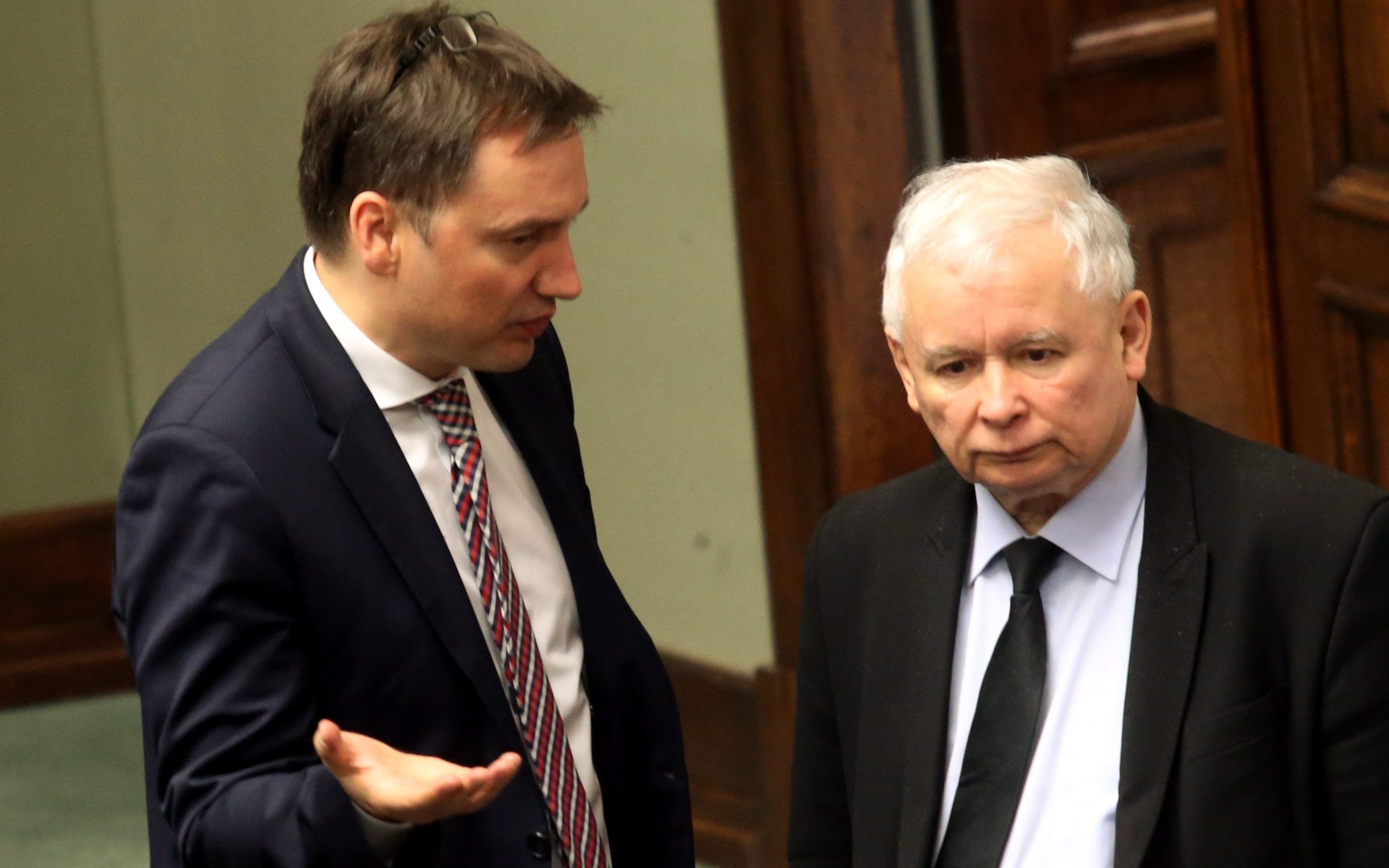 20.05.2016  Warszawa , Sejm . Poslowie PIS Zbigniew Ziobro, Jaroslaw Kaczynski podczas debaty po przemowieniu premier Beaty Szydlo przedstawiajacej informacje rzadu ws. komunikatu Komisji Europejskiej dotyczacego sytuacji w Polsce
Fot. Kuba Atys / Agencja Gazeta