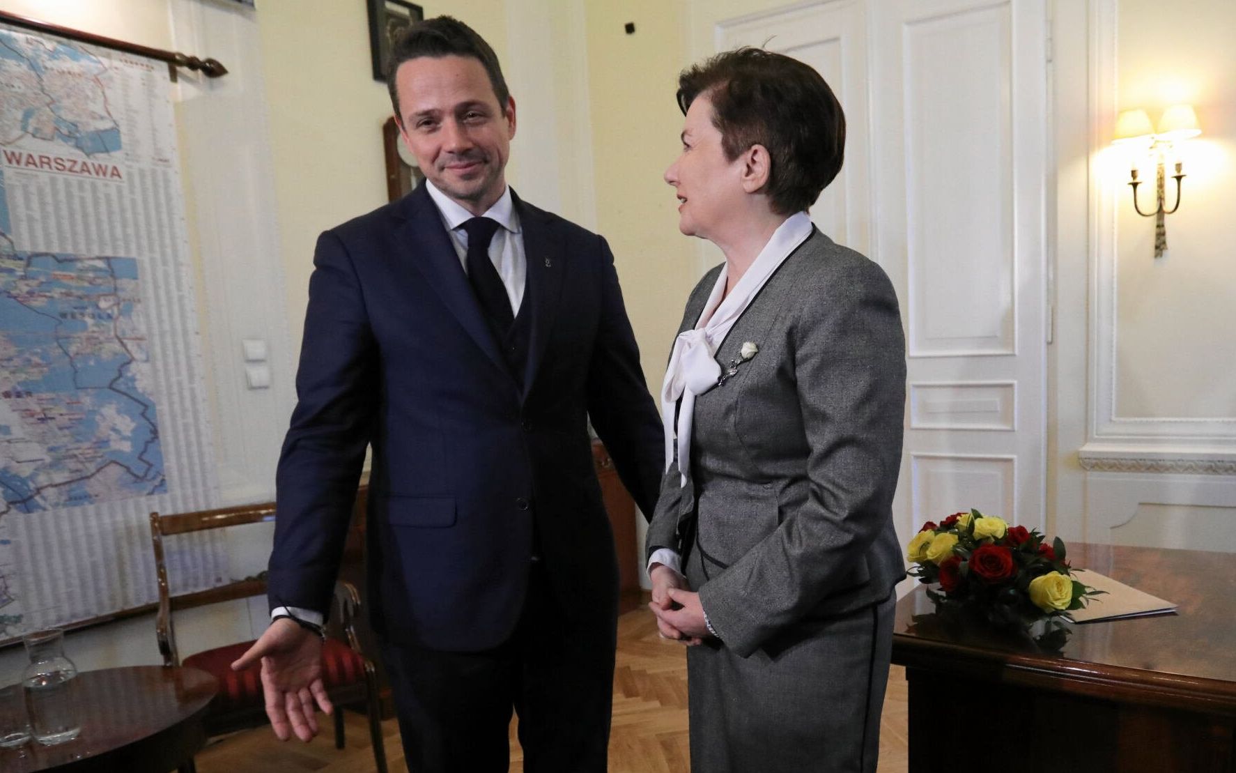 22.11.2018 Warszawa , plac Bankowy . Ratusz . Gabinet prezydenta Warszawy . Od lewej: nowy prezydent Warszawy Rafal Trzaskowski , byla prezydent Warszawy Hanna Gronkiewicz - Waltz .
Fot. Slawomir Kaminski / Agencja Wyborcza.pl