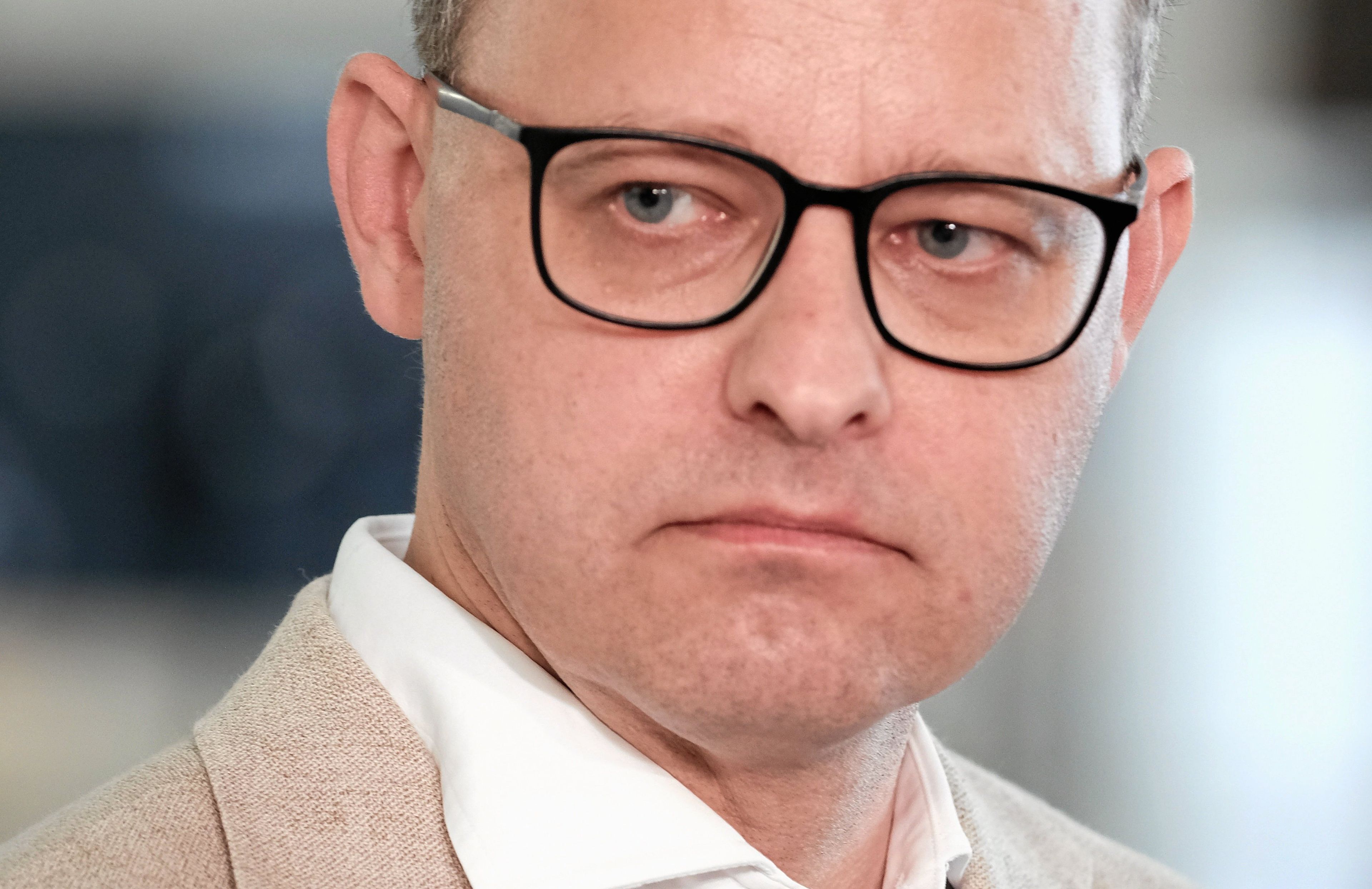 24.07.2024, Sejm. Poseł PiS Marcin Romanowski w okularach i beżowej marynarce podczas 16. posiedzenia Sejmu.