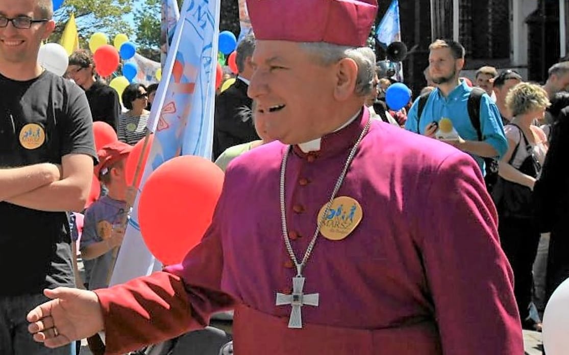 Grafika do artykułu Bp Janiak tuszował pedofilię w Kościele trzy razy. OKO.press uzupełnia nowy film Sekielskich