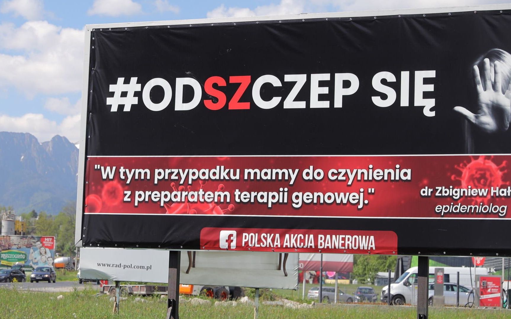 08.06.2021 Podhale . Banery antyszczepionkowcow rozstawone przy glownych drogach Podhala .
Fot. Marek Podmokly / Agencja Gazeta