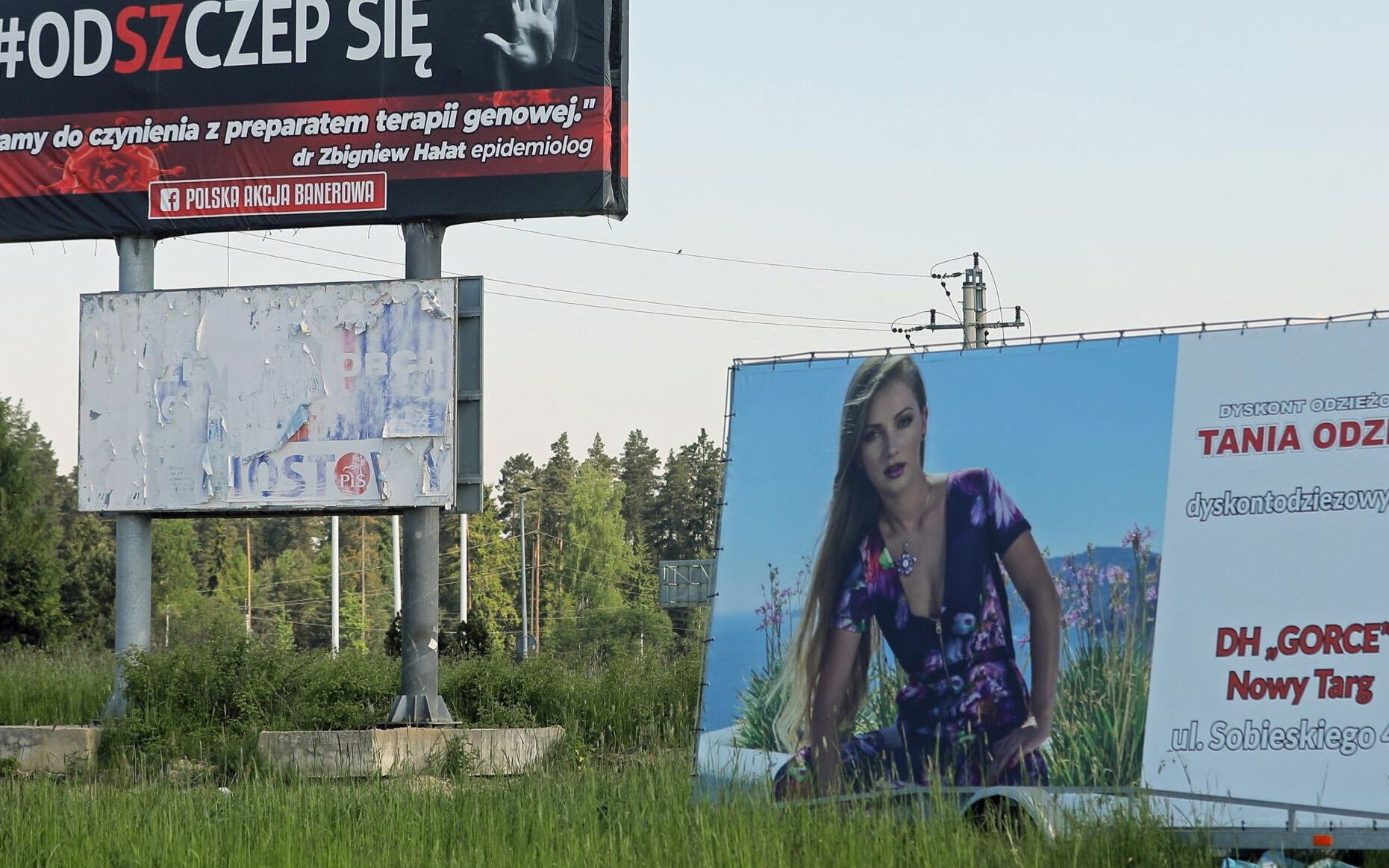 08.06.2021 Podhale . Banery antyszczepionkowcow rozstawone przy glownych drogach Podhala .
Fot. Marek Podmokly / Agencja Gazeta