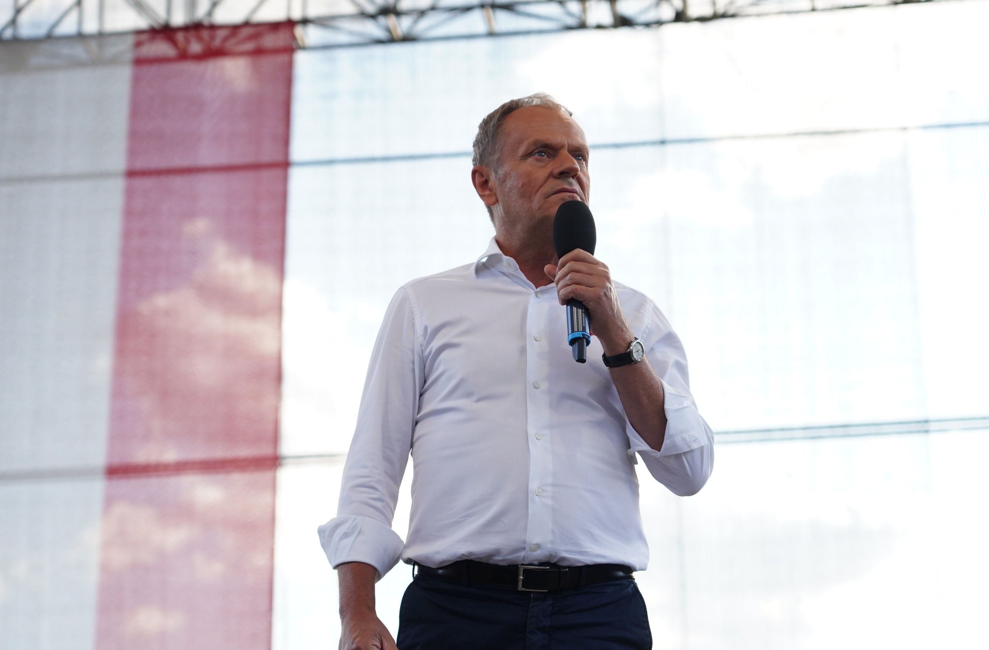 Donald Tusk z mikrofonem na scenie
