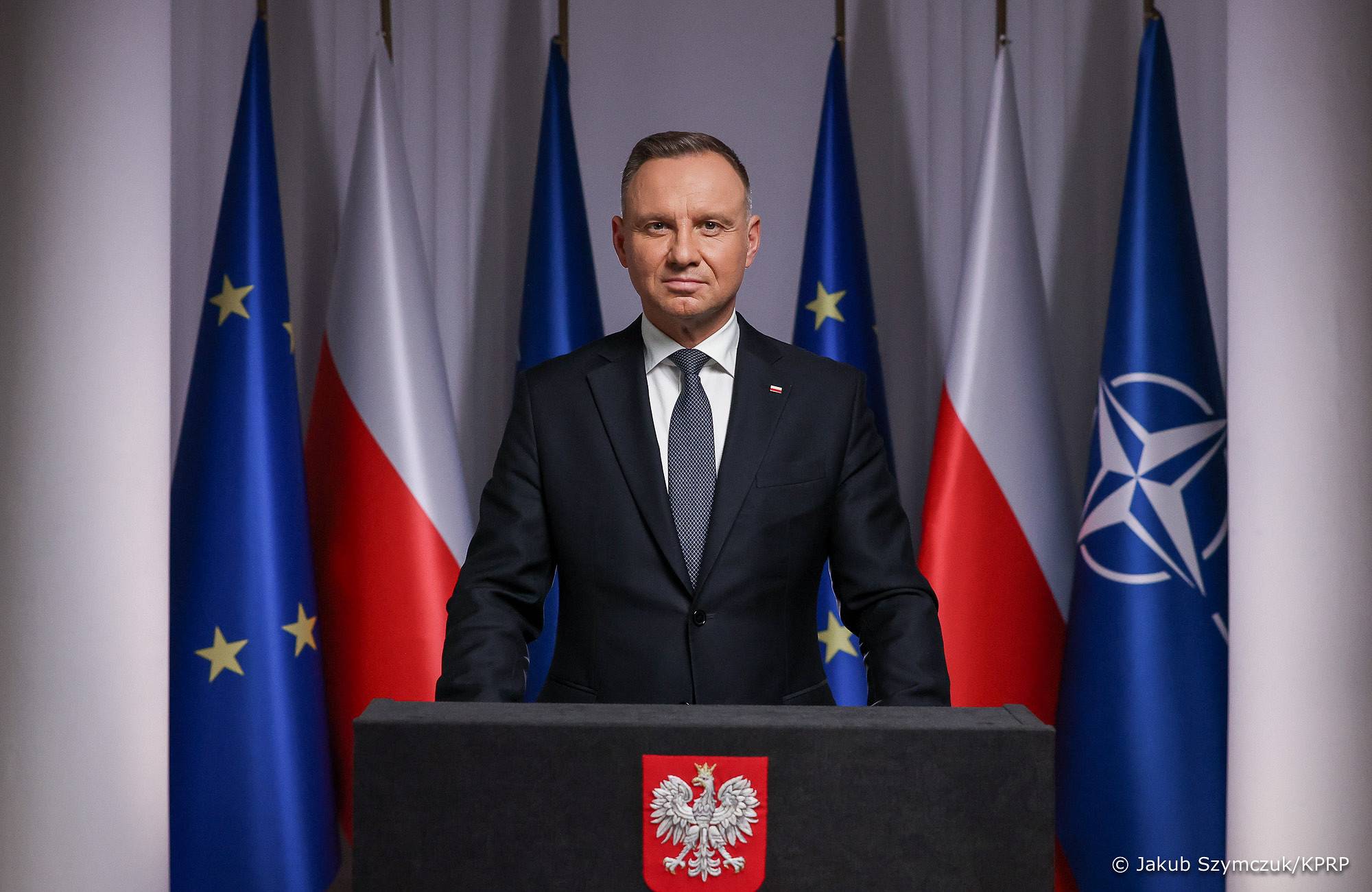 prezydent na tle flag