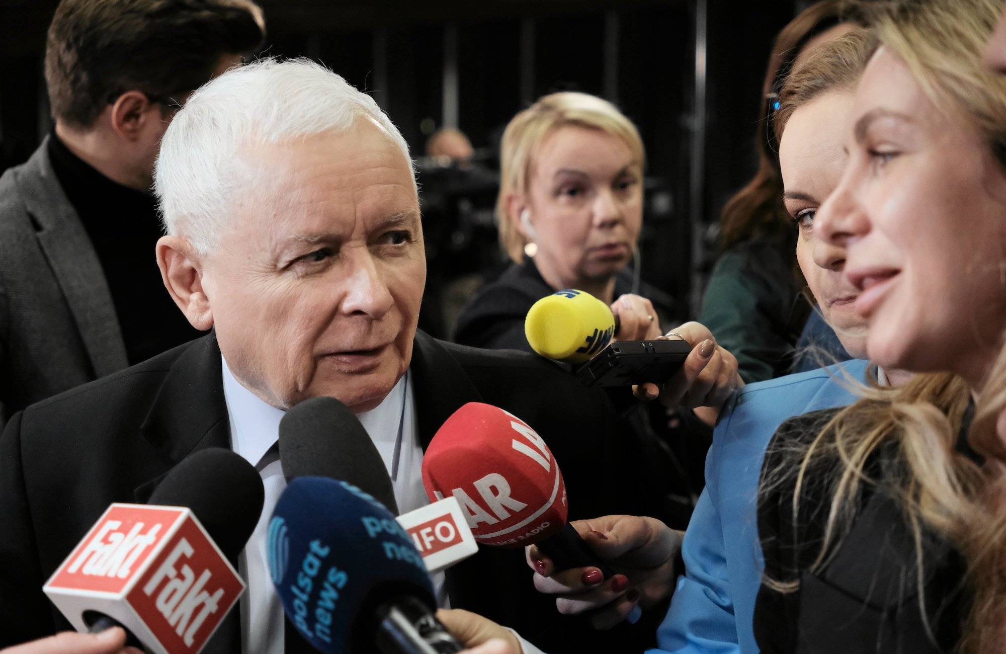 Jarosław Kaczyński w otoczeniu dziennikarzy w Sejmie