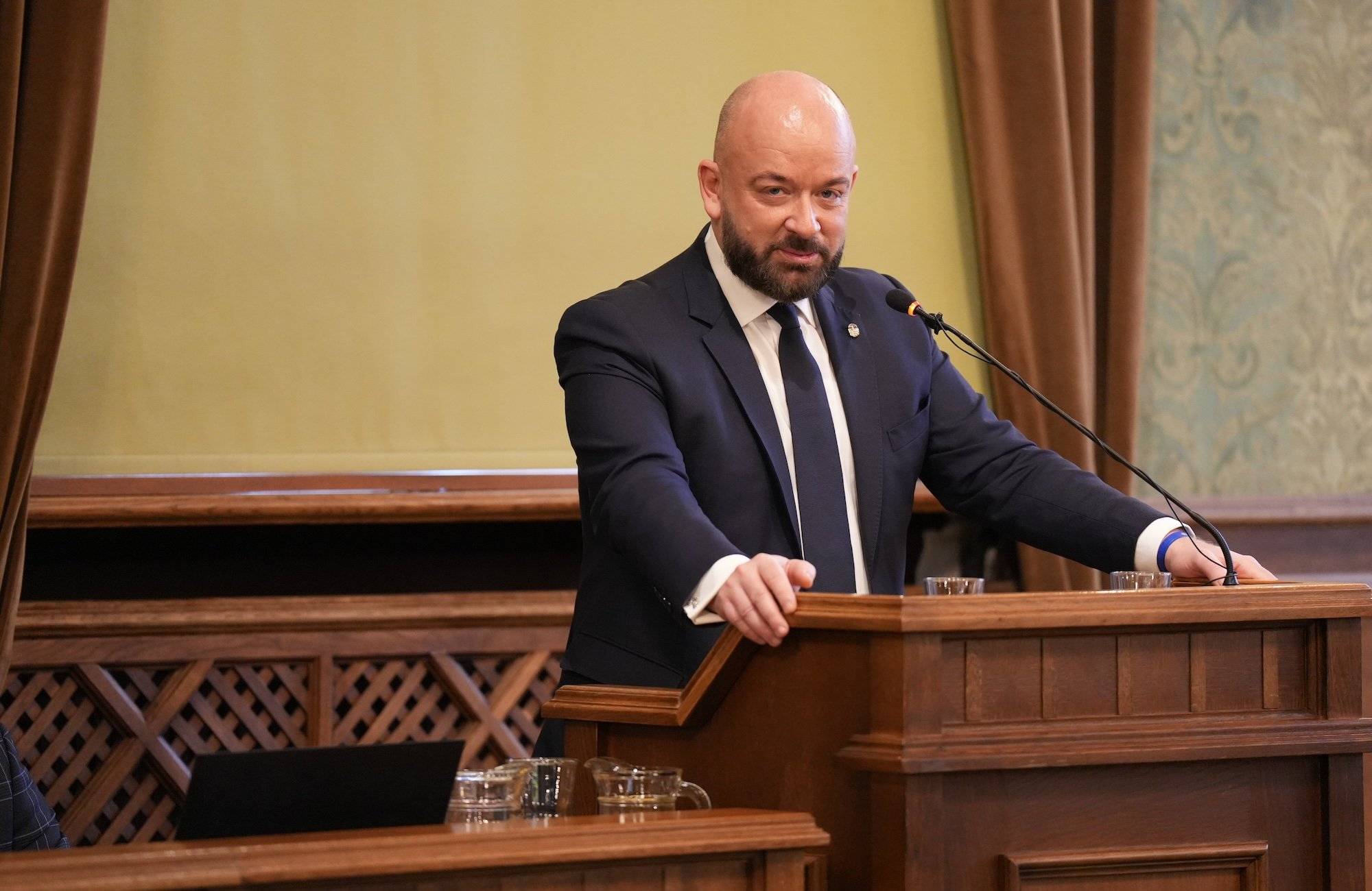 Jacek Sutryk przemawia z mównicy podczas sesji Rady Miasta Wrocławia.