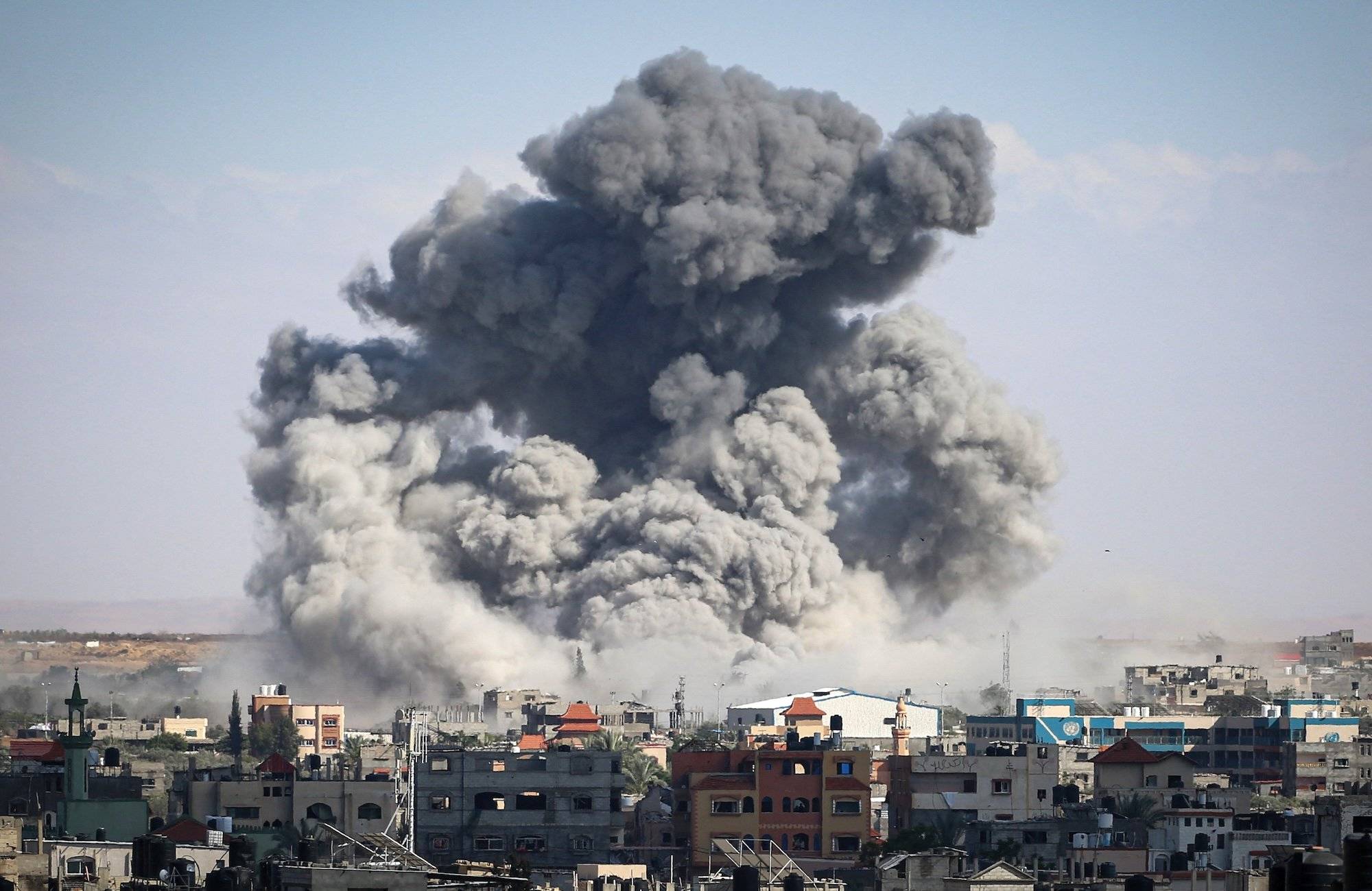 Ogromna chmura dymu unosi się nad palestyńskim miastem Rafah w Strefie Gazy. To efekt bombardowania tego miasta przez Izrael.
