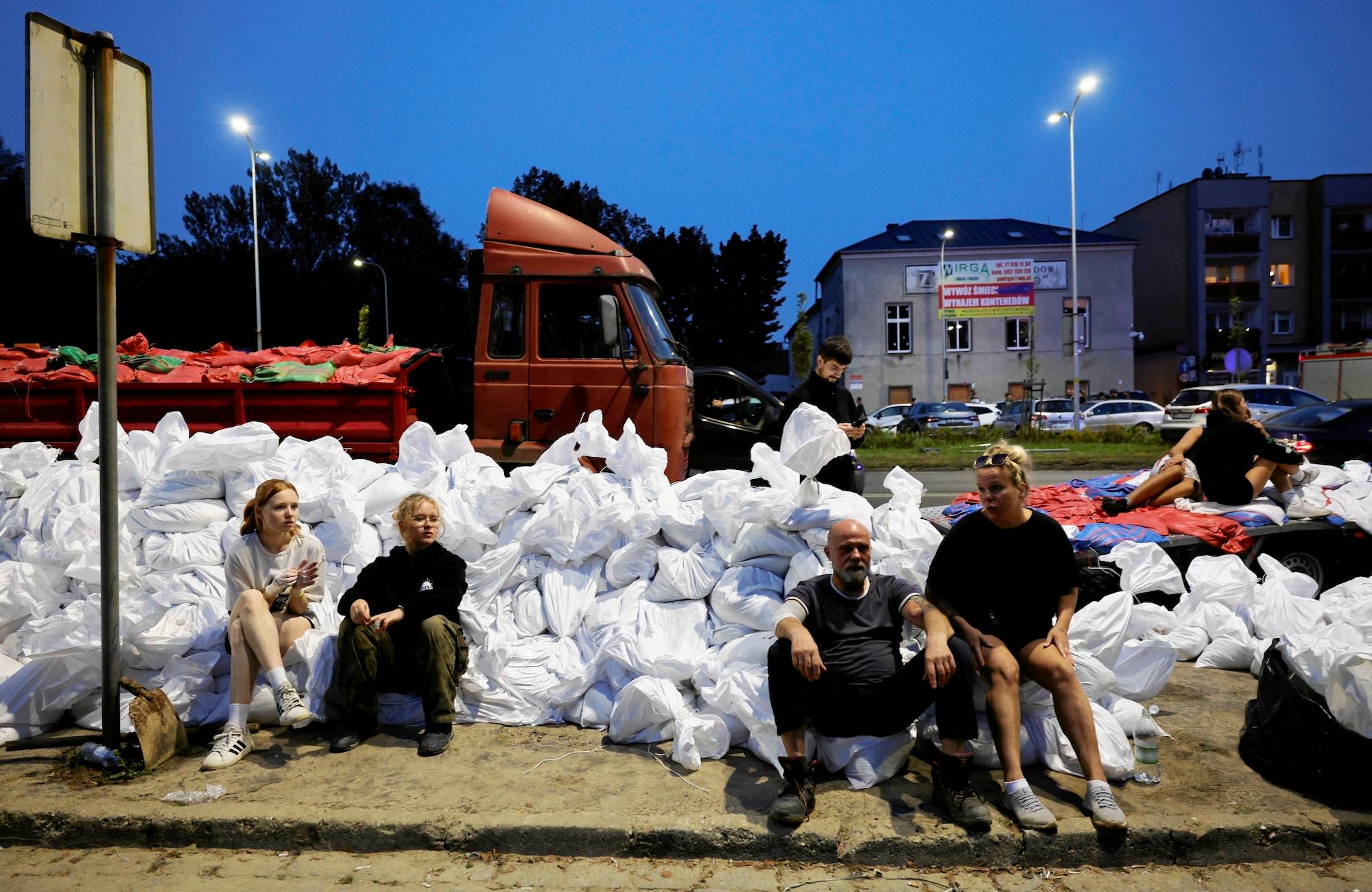 Mieszkańcy Brzegu czekają na falę powodziową, w tle worki z piaskiem