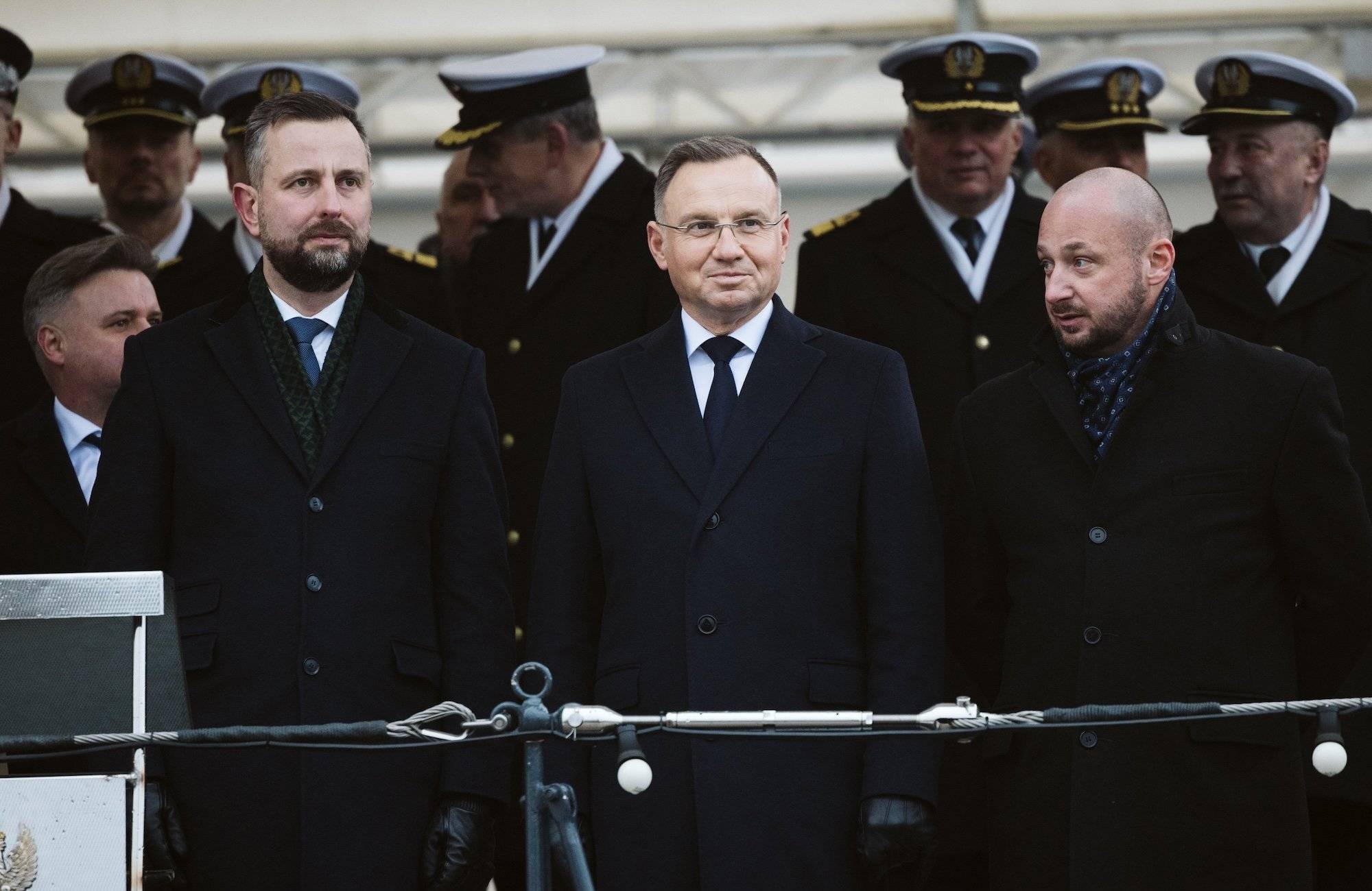 Władysław Kosiniak-Kamysz, Andrzej Duda i Jacek Siewiera w czarnych płaszczach.