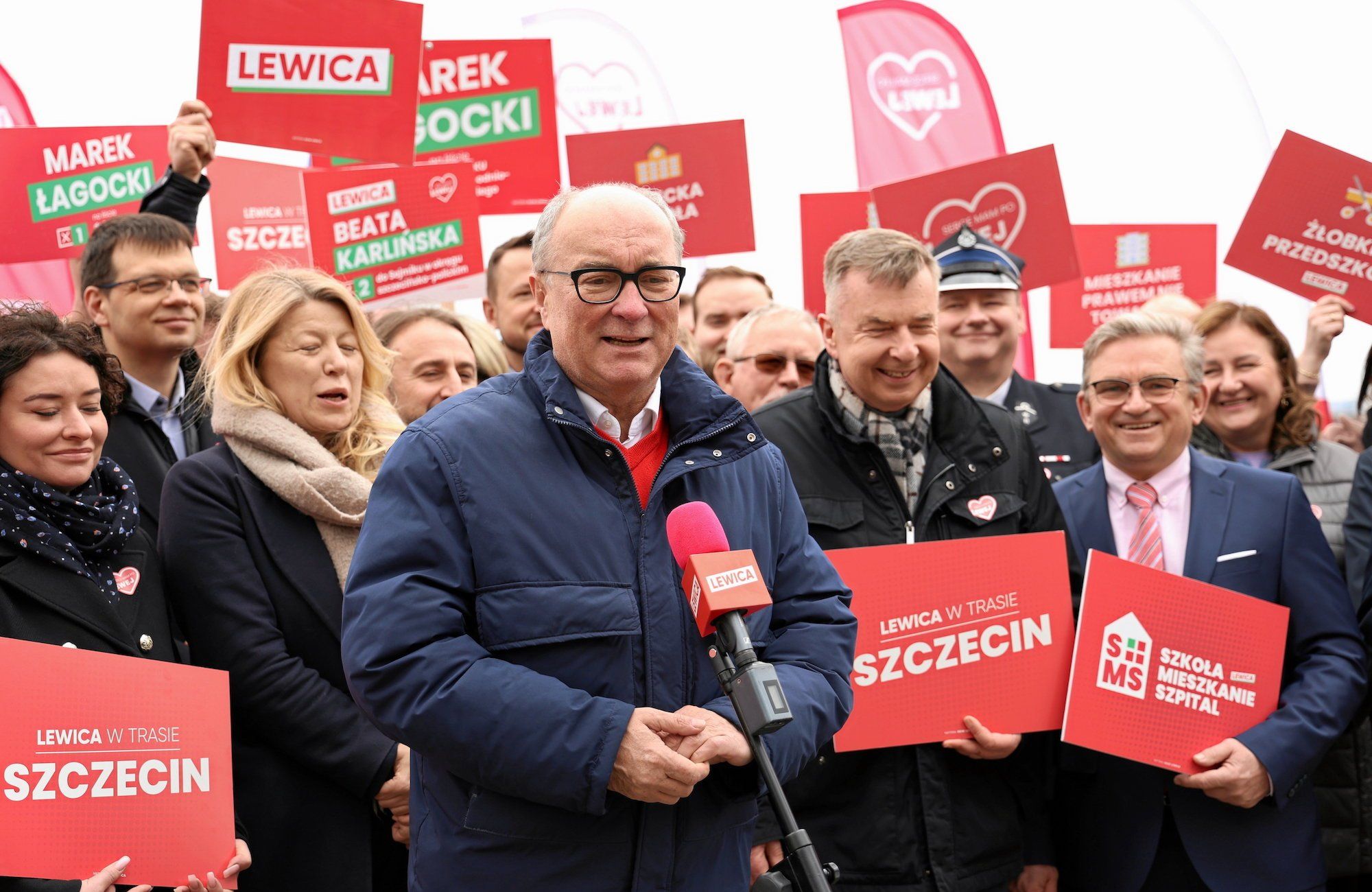 Włodzimierz Czarzasty podczas wiecu lewicy, przemawia do mikrofonu