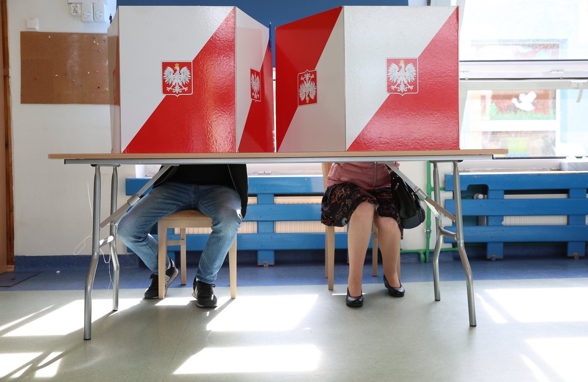 Ludzie głosują za zasłonami