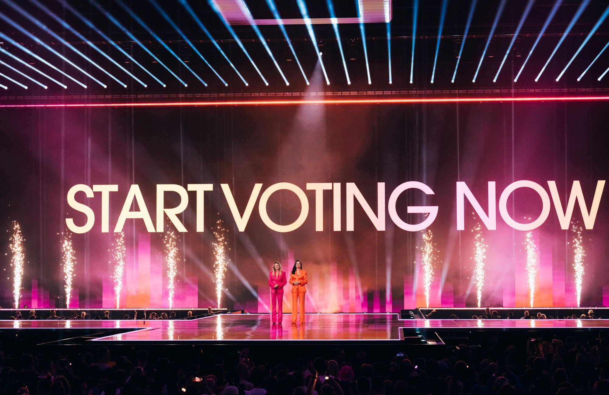 dwie prezenterki na tle napisu start votin now