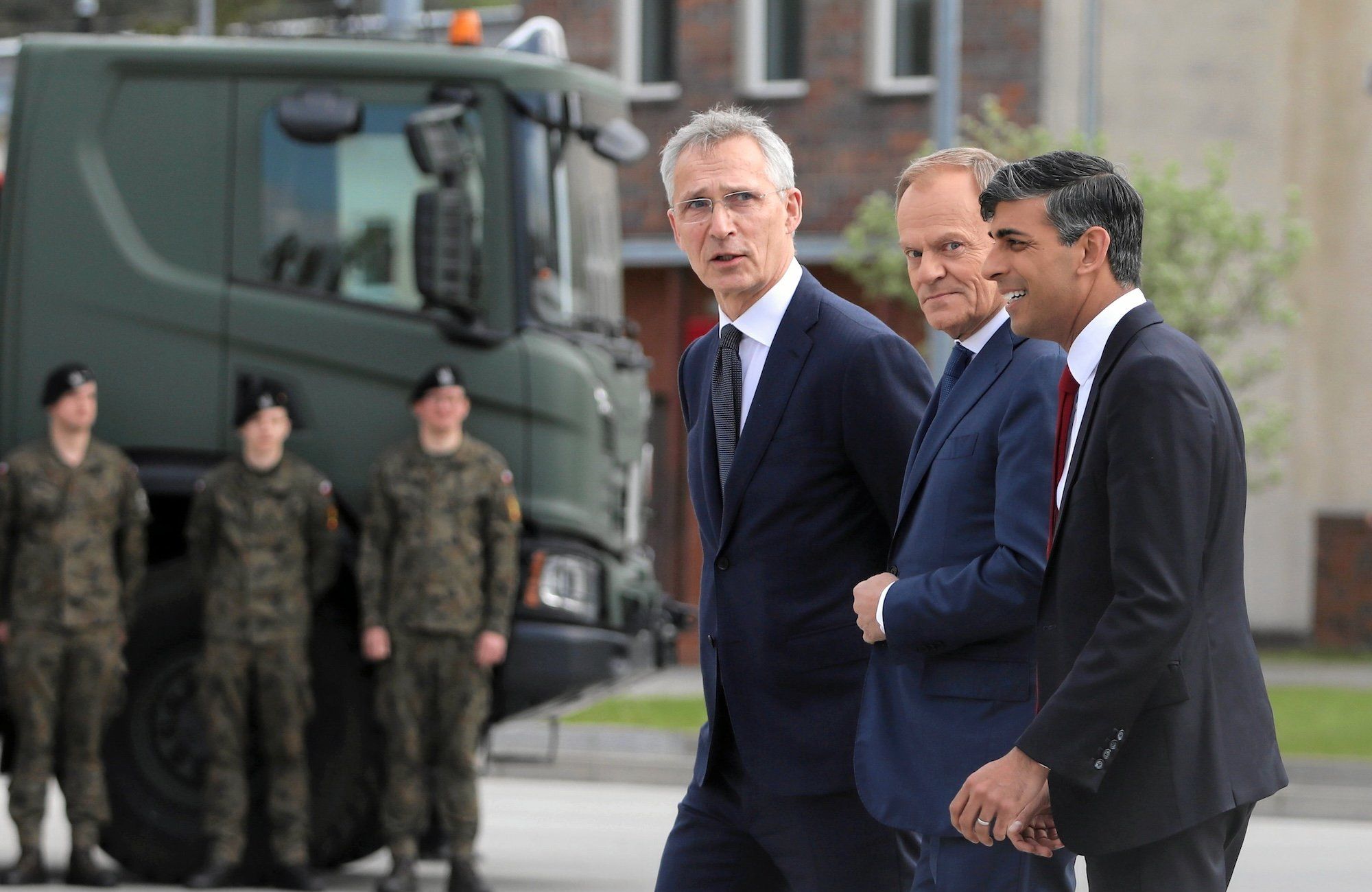 Jens Stoltenberg, Donald Tusk i Rishi Sunak podczas spotkania przywódców NATO