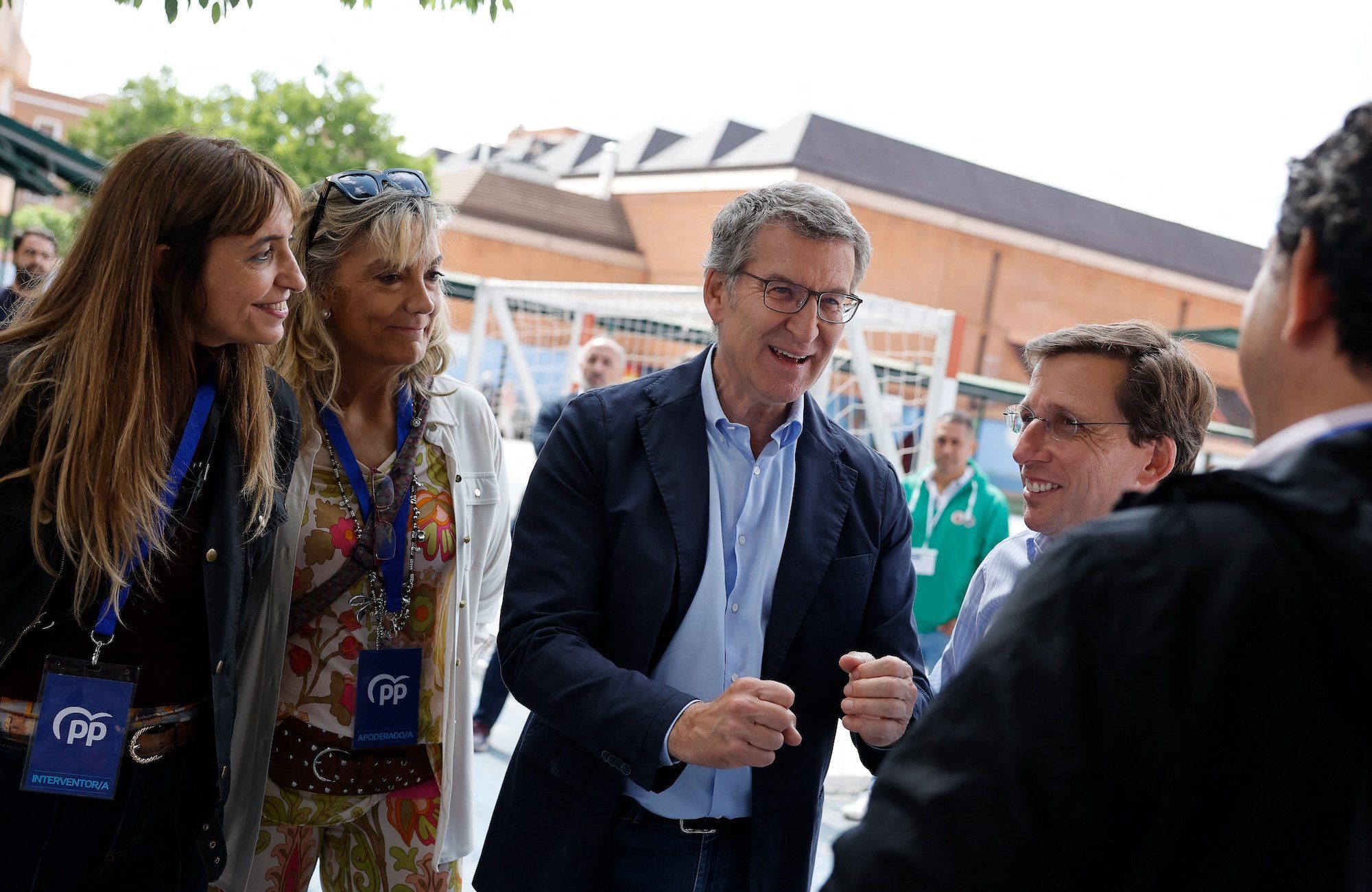 Lider hiszpańskiej prawicy Alberto Núñez Feijóo w otoczeniu działaczek i działaczy