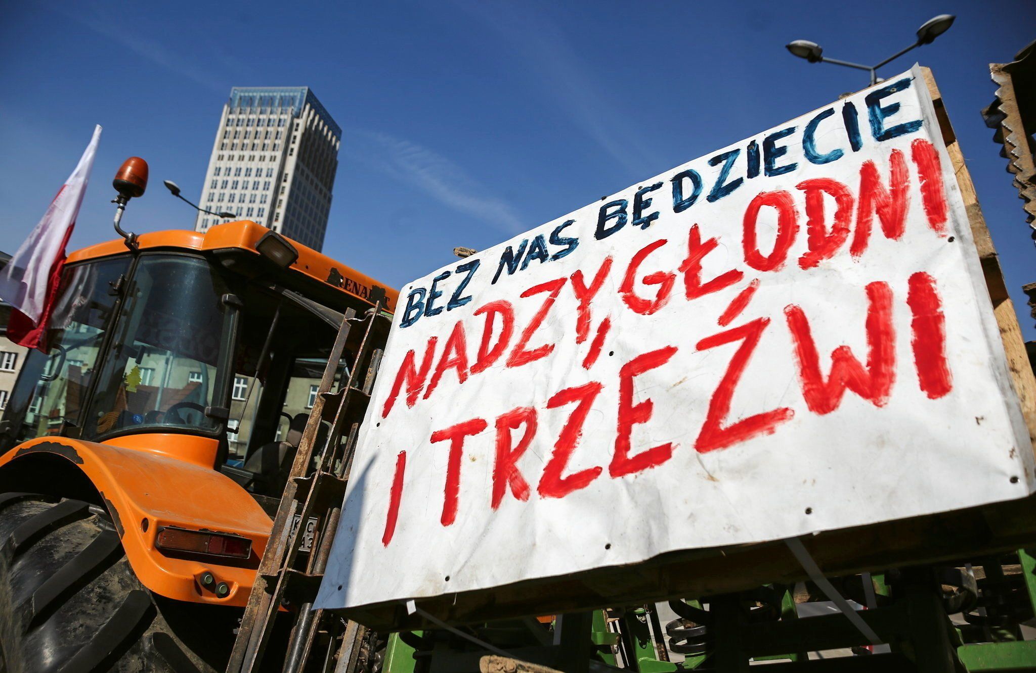 20.03.2024 Krakow . Rolnicy protestuja w centrum miasta przeciwko wprowadzeniu Zielonego Ladu i importu plodow rolnych i artykulow spozywczych z Ukrainy . fot. Konrad Kozlowski / Agencja Wyborcza.pl