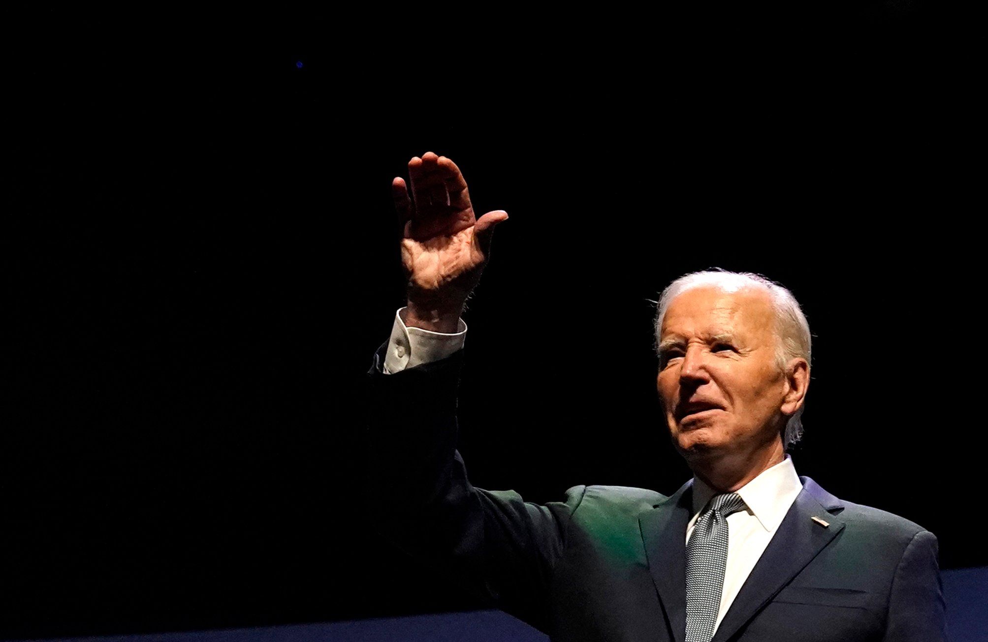Joe Biden z uniesioną ręką