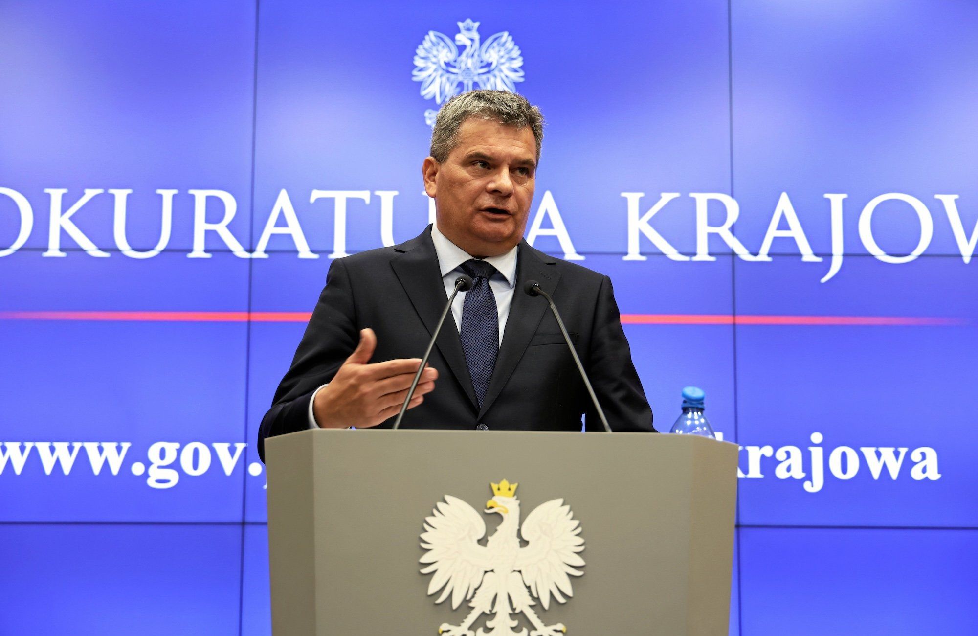 Prokurator Dariusz Korneluk przemawia na konferencji w Prokuraturze Krajowej
