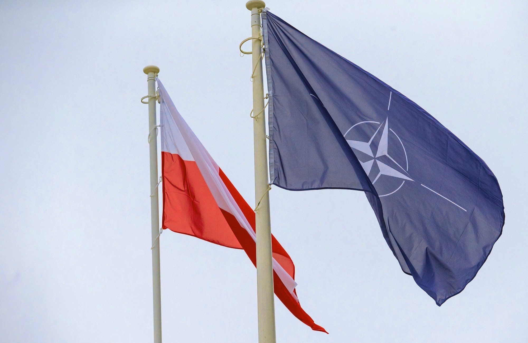 Powiewające flagi Polski i NATO