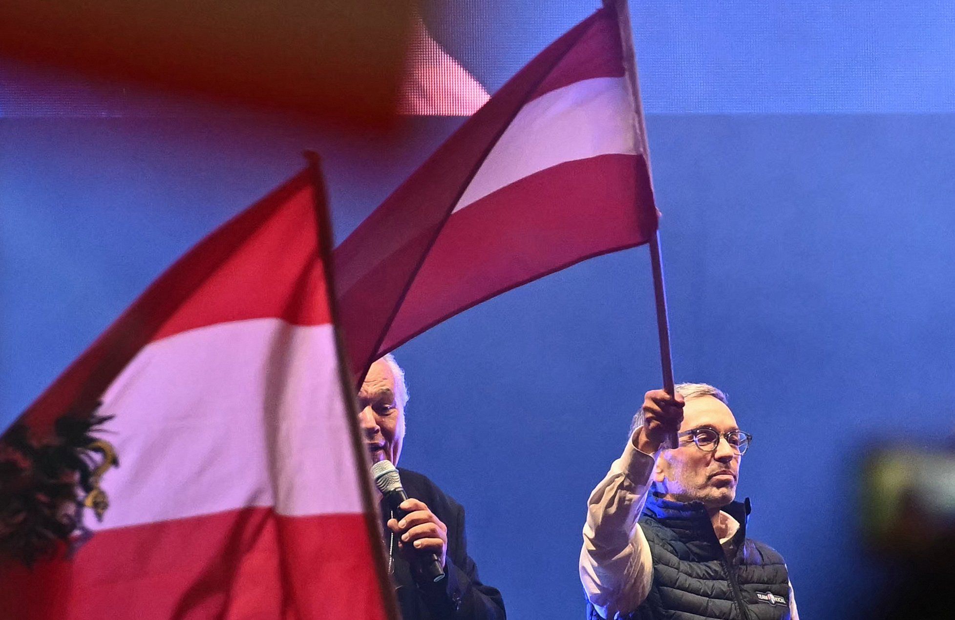 Mężczyzna trzyma flagę Austrii