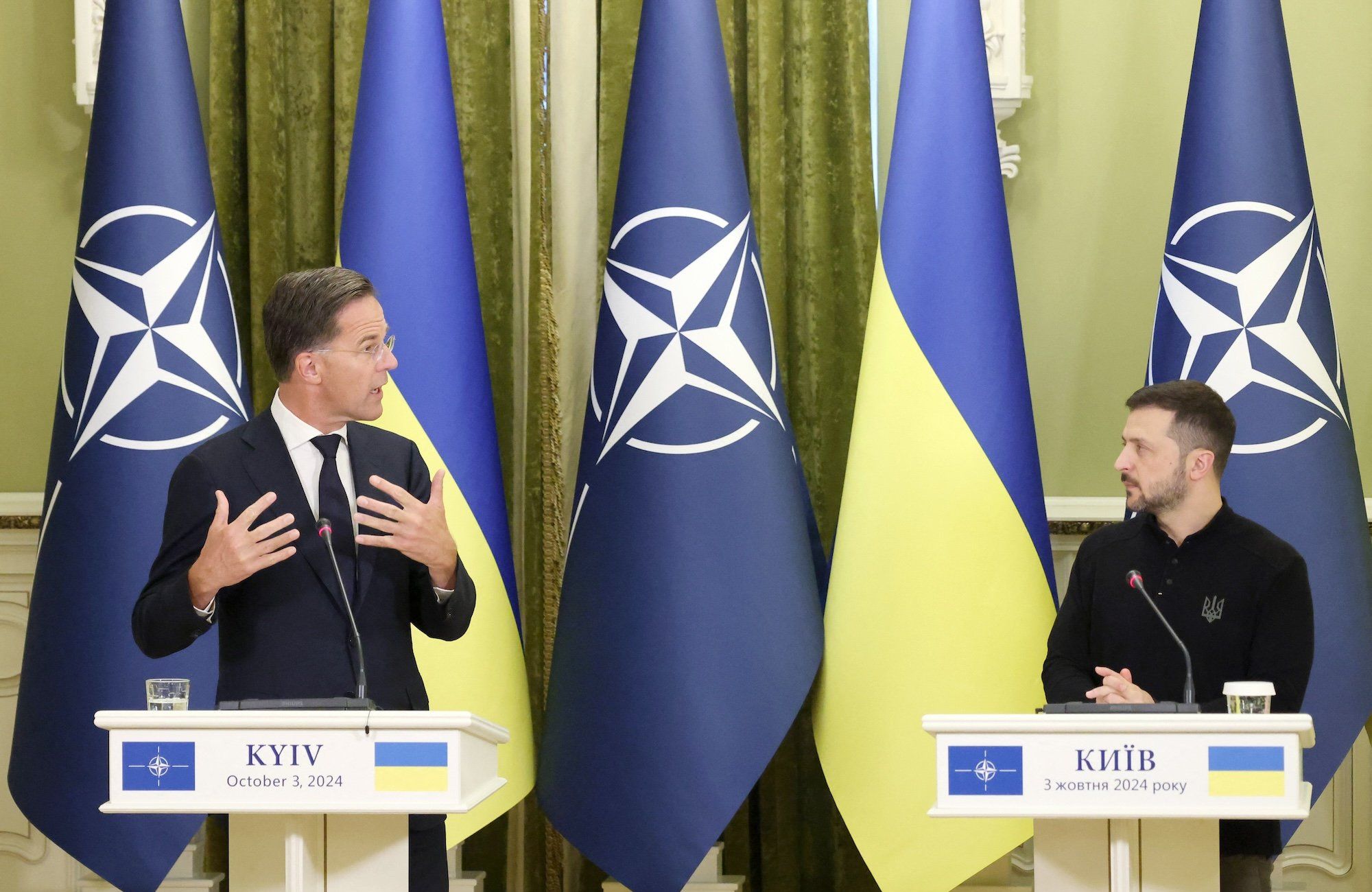 Mark Rutte i Wołodymyr Zełenski podczas spotkania na szczycie. W tle flagi Ukrainy i NATO