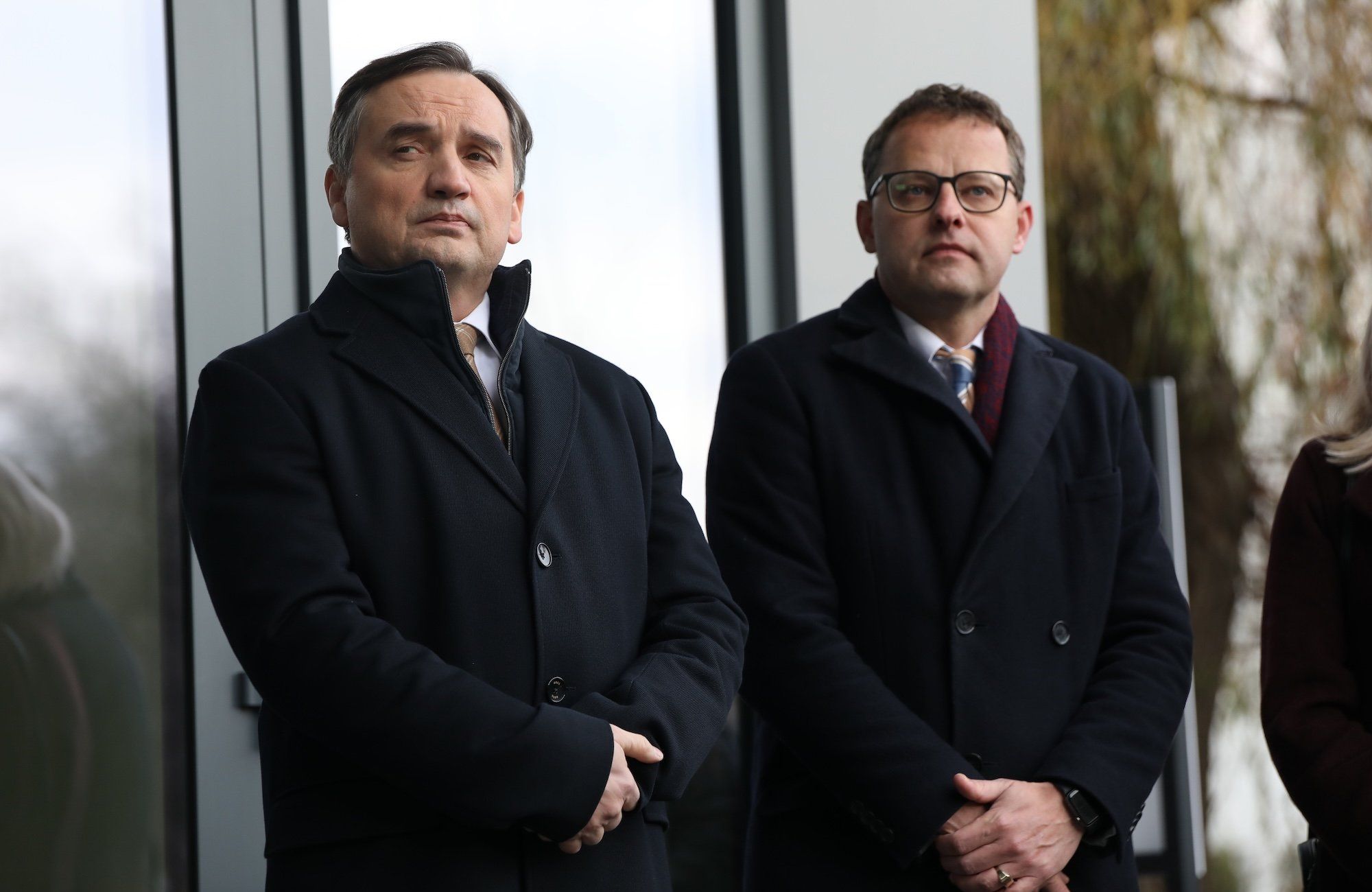 Zbigniew Ziobro i Marcin Romanowski w czarnych płaszczach