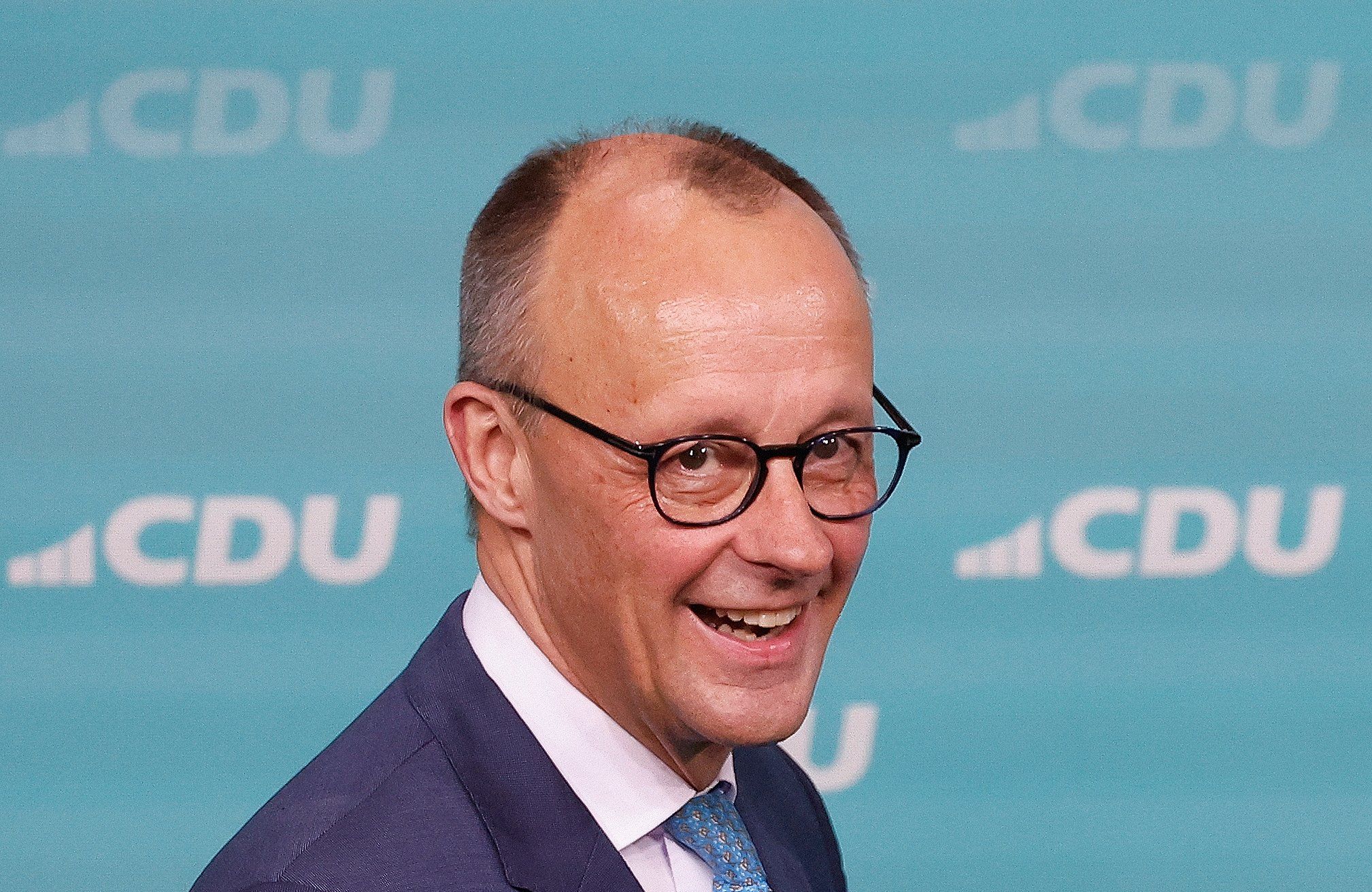 Friedrich Merz, lider niemieckiej konserwatywnej Unii Chrześcijańsko-Demokratycznej (CDU) i główny kandydat swojej partii na kanclerza, przemawia do zwolenników podczas wieczoru wyborczego w Berlinie 23 lutego 2025 r. po ogłoszeniu pierwszych sondaży exit polls w wyborach parlamentarnych w Niemczech