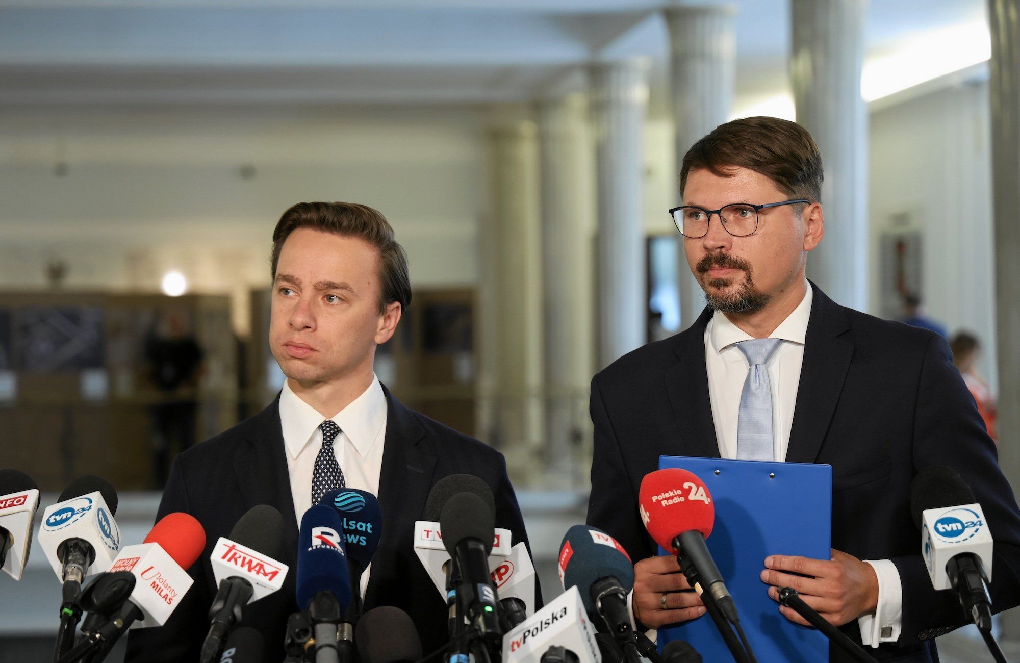 Krzysztof Bosak i Grzegorz Płaczek z Konfederacji podczas konferencji prasowej w Sejmie