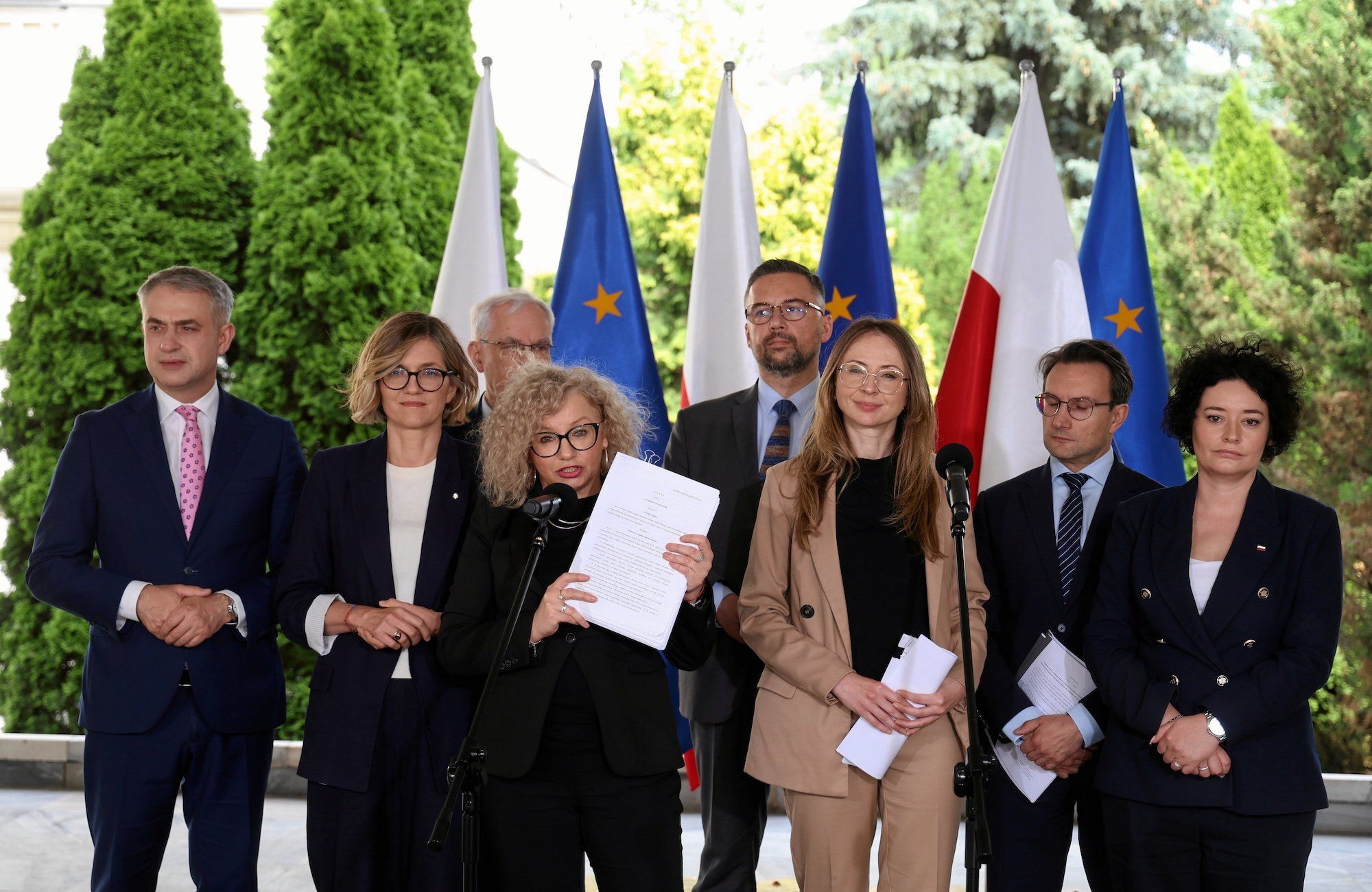 Konferencja prasowa klubu Lewicy w podcieniach Senatu