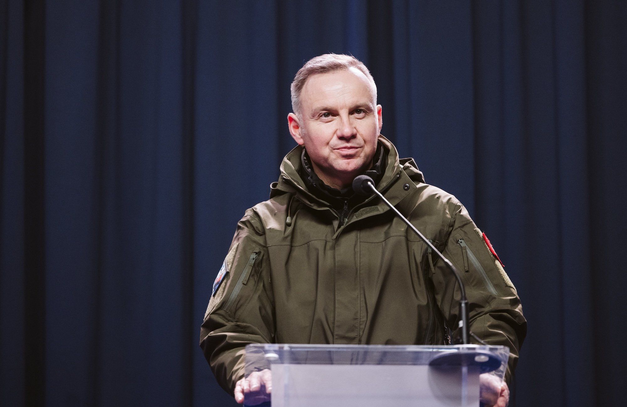 Andrzej Duda w wojskowej kurtce podczas konferencji