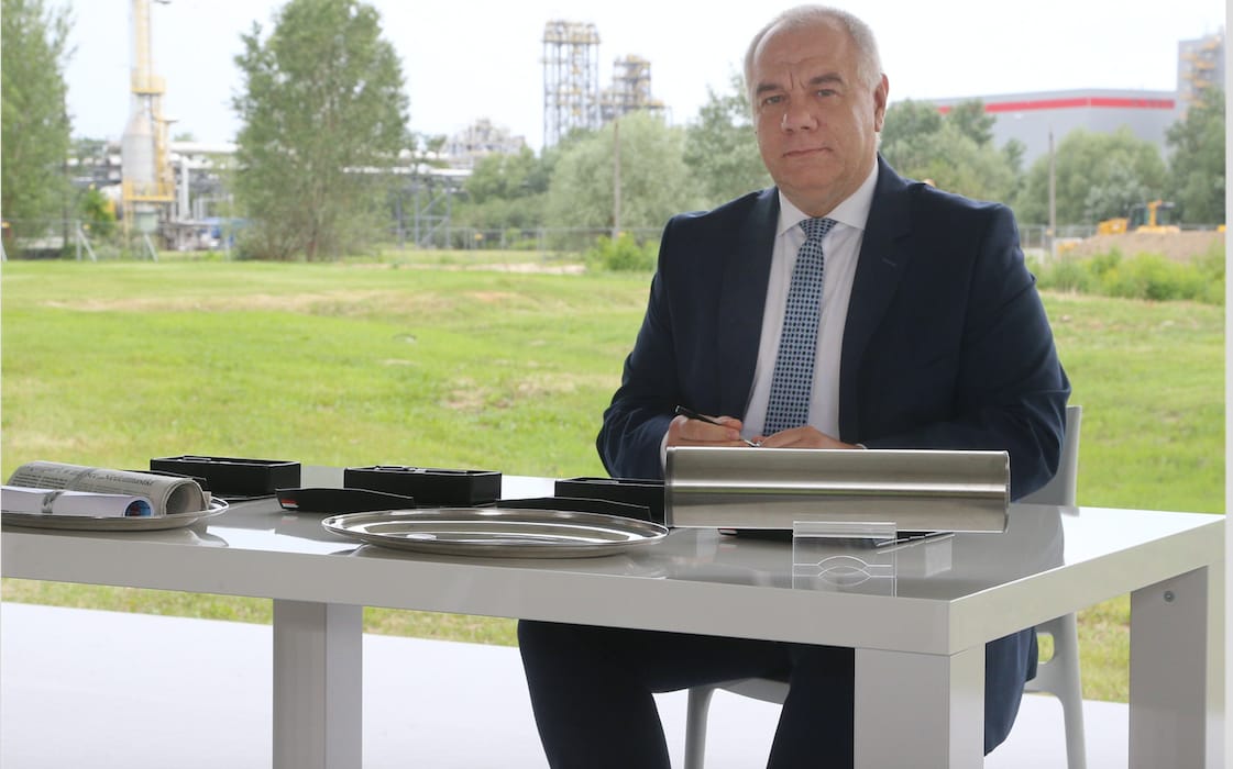 Grafika do artykułu Wrzutka na komisji zdrowia ratuje Kamińskiego i Sasina. To ich resorty miały zapłacić poczcie i PWPW