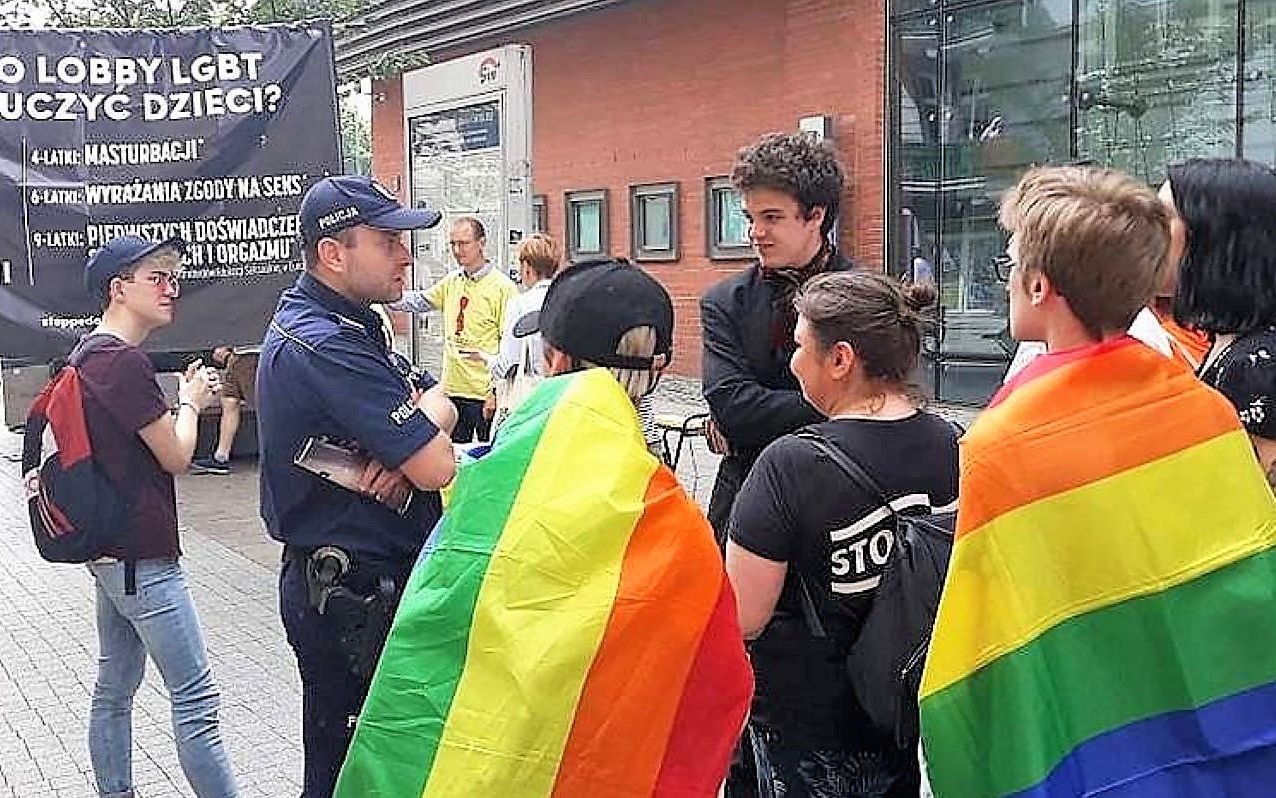 Grafika do artykułu PiS wymyślił "pedofilskiego potwora LGBT" i nastraszył nim wieś i małe miasta. To kłamstwo będzie wracać [Analiza sieci]