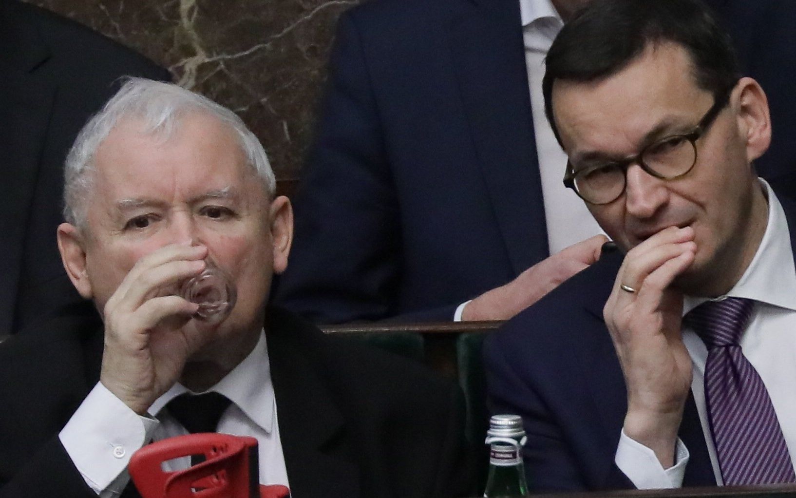 20.12.2019  Warszawa , ul Wiejska , Sejm . Prezes PiS Jaroslaw Kaczynski (l) i premier Mateusz Morawiecki (p) podczas drugiego czytania tzw " ustawy kagancowej " , autorstwa PiS atakujacej niezaleznosc sedziow .
Fot. Slawomir Kaminski / Agencja Gazeta