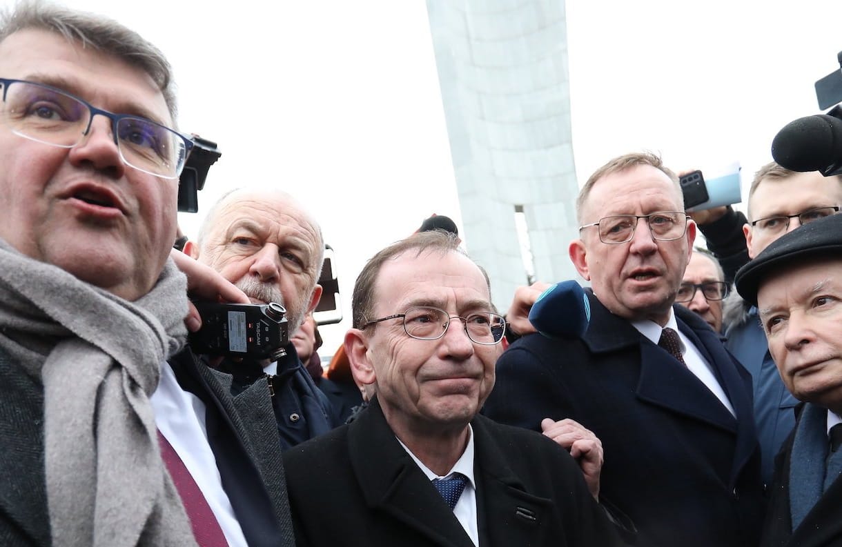 Maciej Wąsik, Mariusz Kamiński i Jarosław Kaczyński na briefingu przed Sejmem